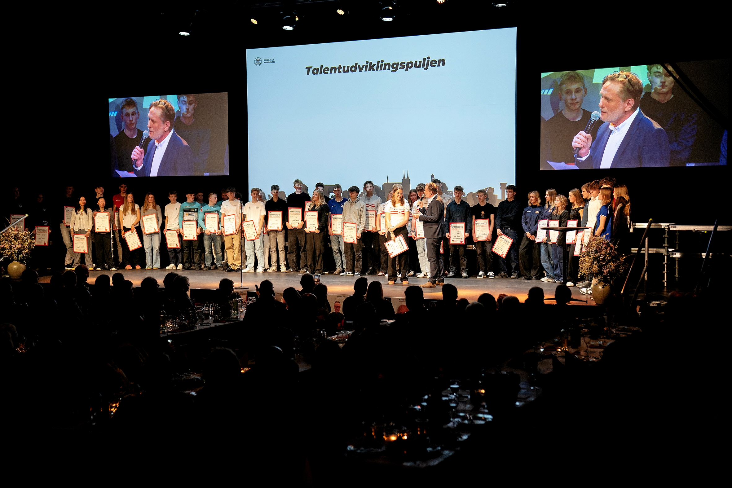Da Talentudviklingspuljen blev lanceret, kom der 14 ansøgninger første gang. Senest modtog Elite- og Talentrådet 57 ansøgninger om støtte for over en million kroner til en pulje på 400.000 kroner. Støttemodtagerne var samlet på scenen til idrætsfesten. - Thomas Olsen Da Talentudviklingspuljen blev lanceret, kom der 14 ansøgninger første gang. Senest modtog Elite- og Talentrådet 57 ansøgninger om støtte for over en million kroner til en pulje på 400.000 kroner. Støttemodtagerne var samlet på scenen til idrætsfesten.