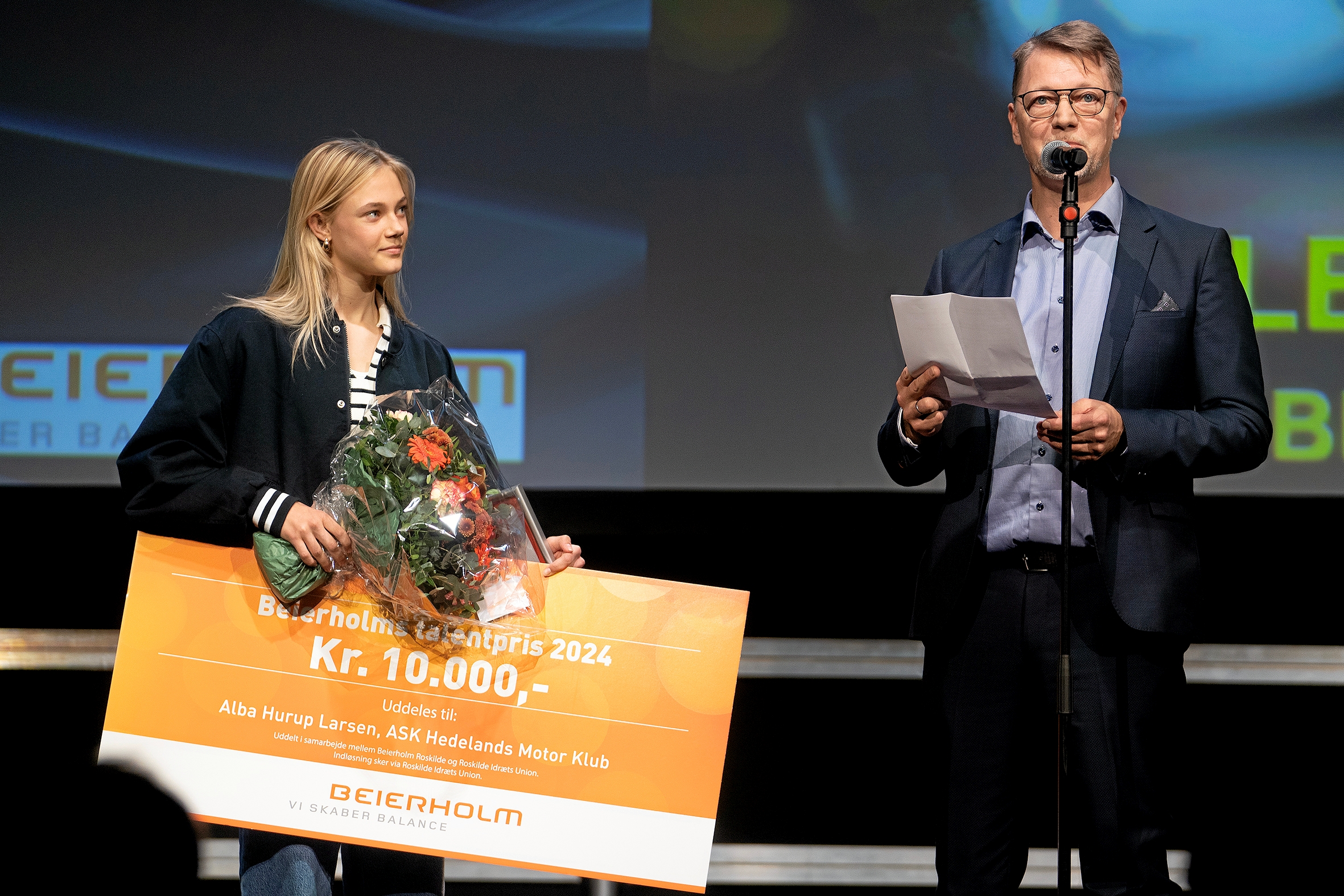 16-årige Alba Hurup Larsen fik overrakt Beierholms Talentpris af Carsten Johnsen. Hun går efter at blive den første danske kvinde i Formel 1 og skal i år køre F1 Academy. - Thomas Olsen 16-årige Alba Hurup Larsen fik overrakt Beierholms Talentpris af Carsten Johnsen. Hun går efter at blive den første danske kvinde i Formel 1 og skal i år køre F1 Academy.