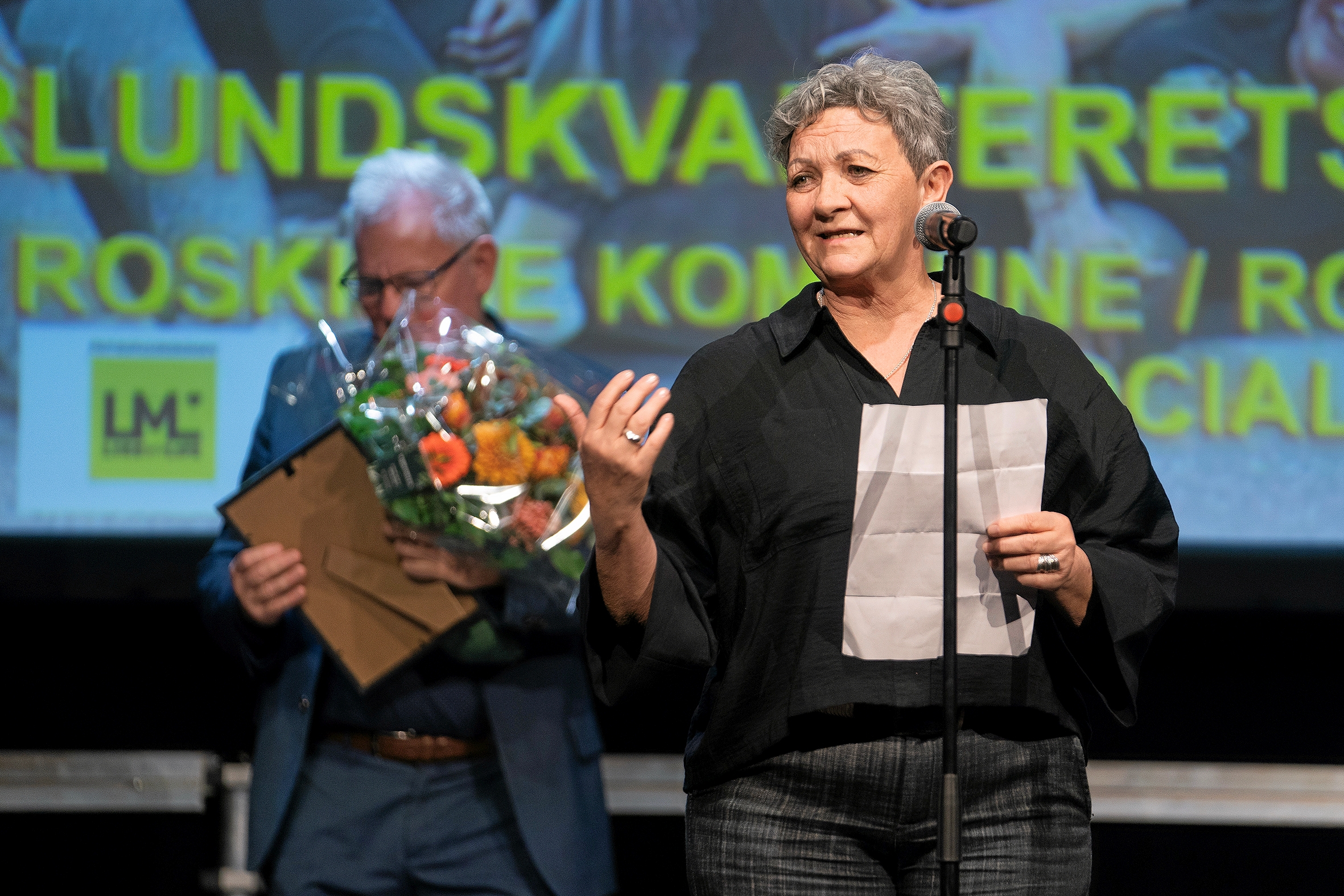 Roskilde Kommunes og Roskilde Idræts Unions Sociale Pris blev tildelt Sønderlundskvarterets Idrætsforening, som ikke kun har oprettet et gymnastikhold for ukrainske børn, men også for deres mødre. Klubbens formand Hanne Bertelsen takkede. I baggrunden anes Mogens Hallager (K), formand for kultur- og idrætsudvalget. - Thomas Olsen Roskilde Kommunes og Roskilde Idræts Unions Sociale Pris blev tildelt Sønderlundskvarterets Idrætsforening, som ikke kun har oprettet et gymnastikhold for ukrainske børn, men også for deres mødre. Klubbens formand Hanne Bertelsen takkede. I baggrunden anes Mogens Hallager (K), formand for kultur- og idrætsudvalget.
