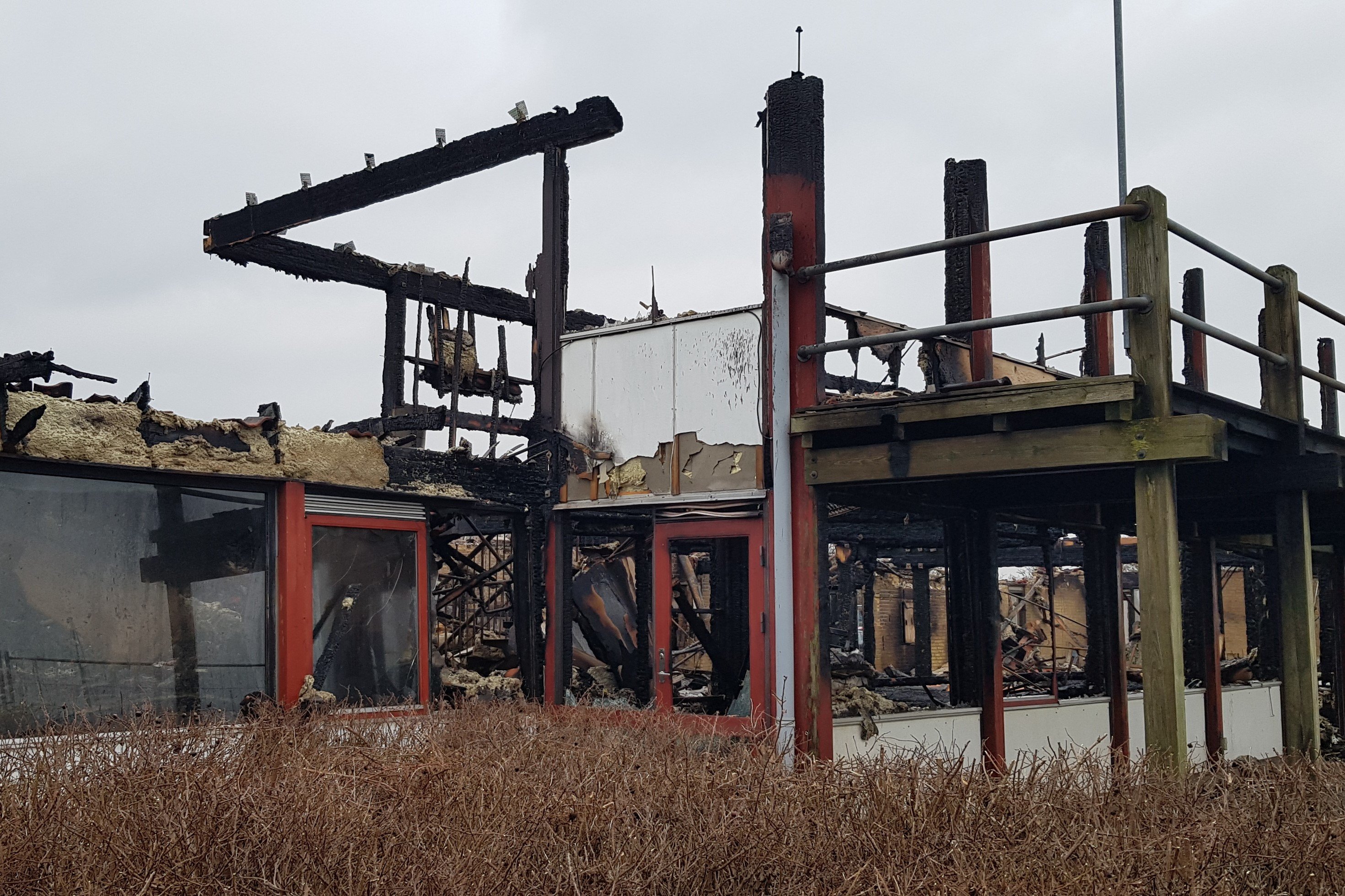 Flammerne fik det sidste måltid, da Restaurant Vadestedet brændte ned. Nu arbejder kommunen på at skabe rammer for nye madoplevelser på grunden til sommer, indtil arealet er klar til salg.