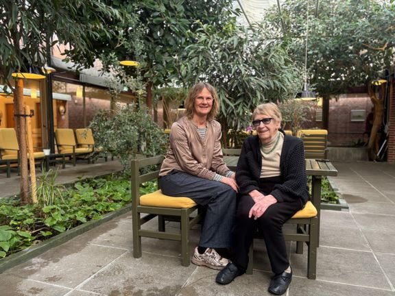 Forstander på Solgaven, Gitte Olsen og beboerrådsformand, Birthe Bille Hansen er taknemmelige for den flotte donation fra A.P. Møller Fonden. Nu kan glastaget på botilbuddets sansehave fra 1976 blive udskiftet.