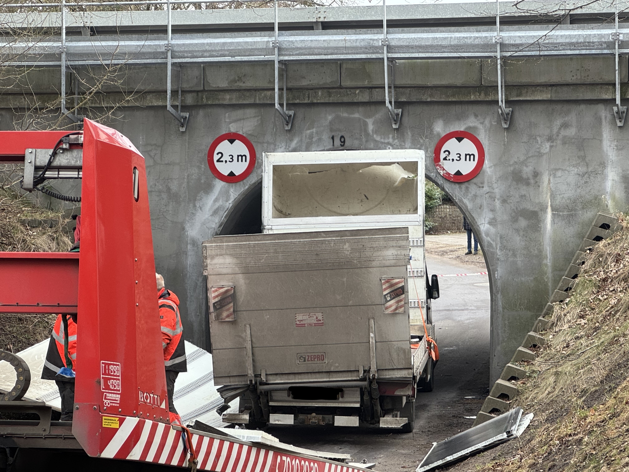 I januar 2024 satte Roskilde Kommune advarselsblink op ved tunnelen, og der er også opsat skilte med tunnelens højde. - Presse-fotos.dk I januar 2024 satte Roskilde Kommune advarselsblink op ved tunnelen, og der er også opsat skilte med tunnelens højde.