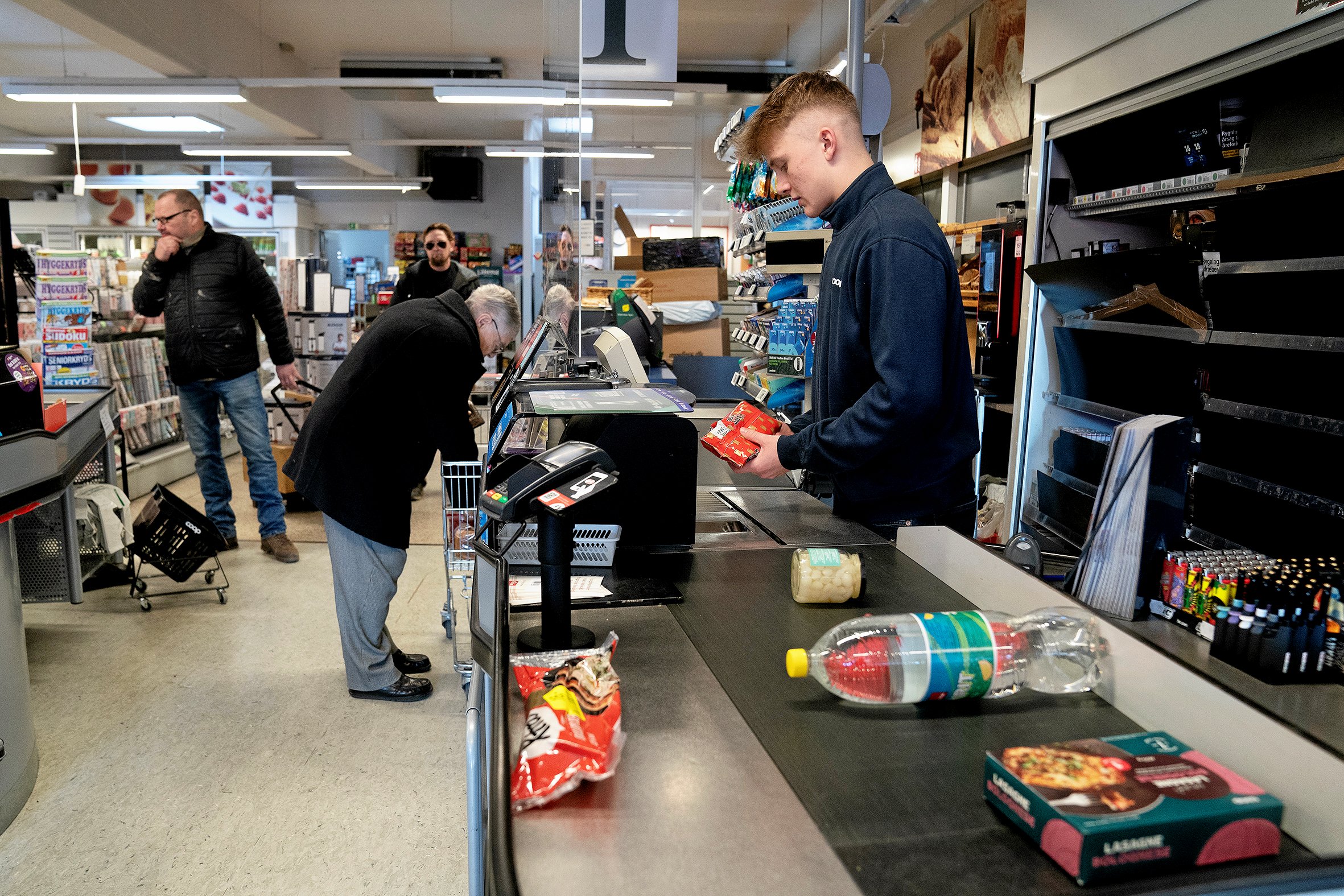 Brugsen i Borre har længe været udfordret på økonomien. Nu rækker brugsforeningen ud til en anden brugsforening i håbet om en redning.