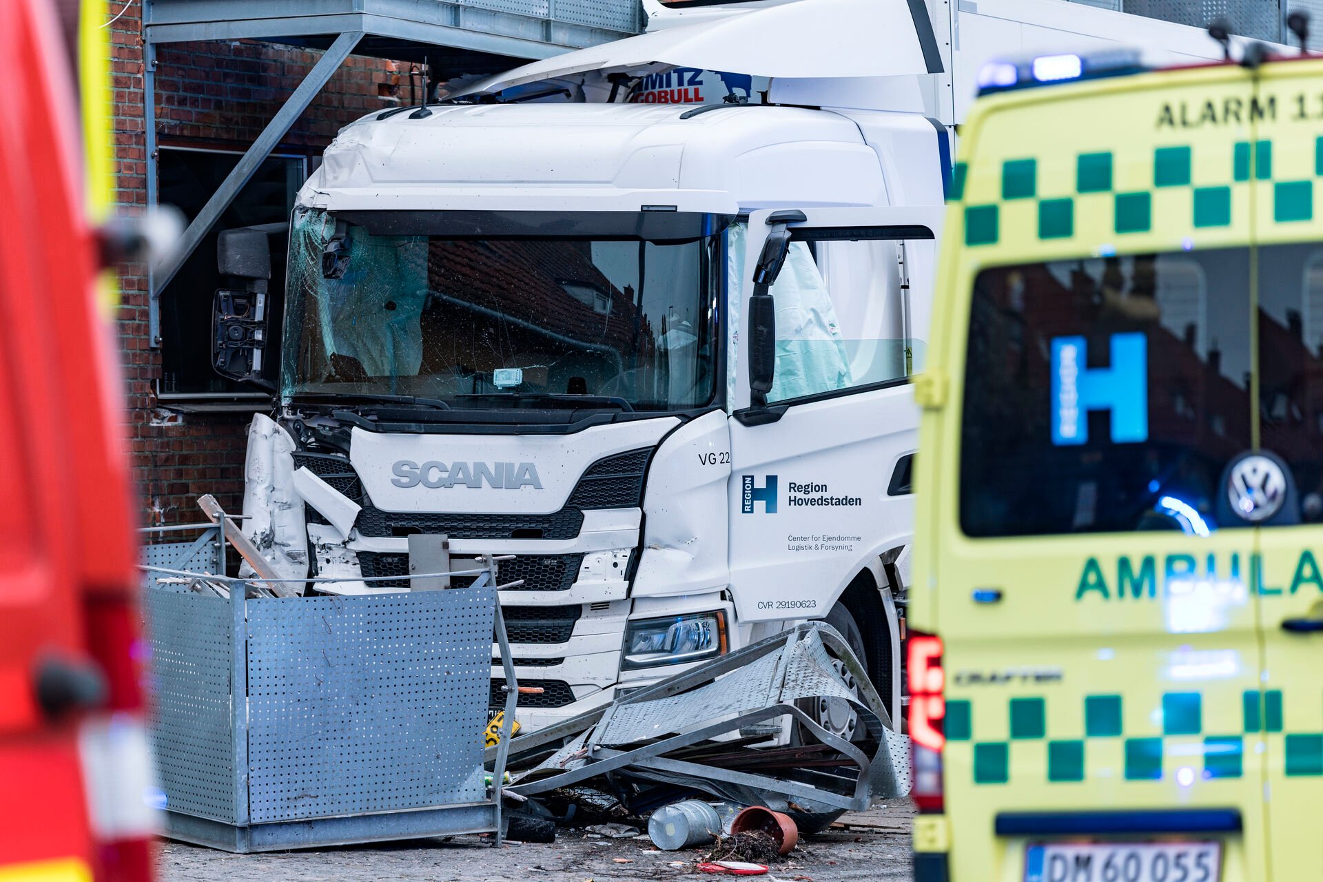 Lastbil påkører beboelsesejendom i Hvidovre, onsdag den 12. februar 2025.