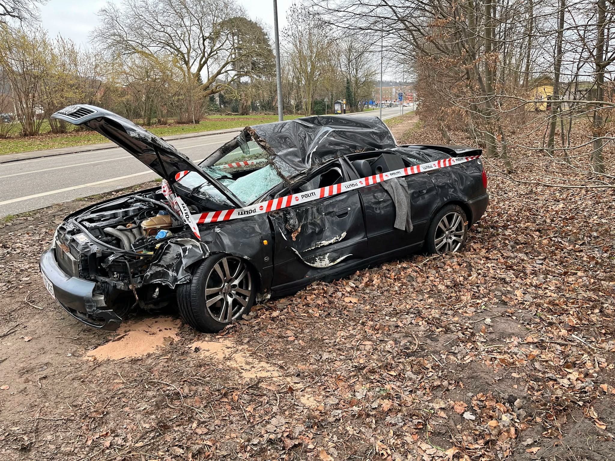 To unge kvinder forulykkede tirsdag aften og måtte efterfølgende hjælpes ud af den smadrede bil.