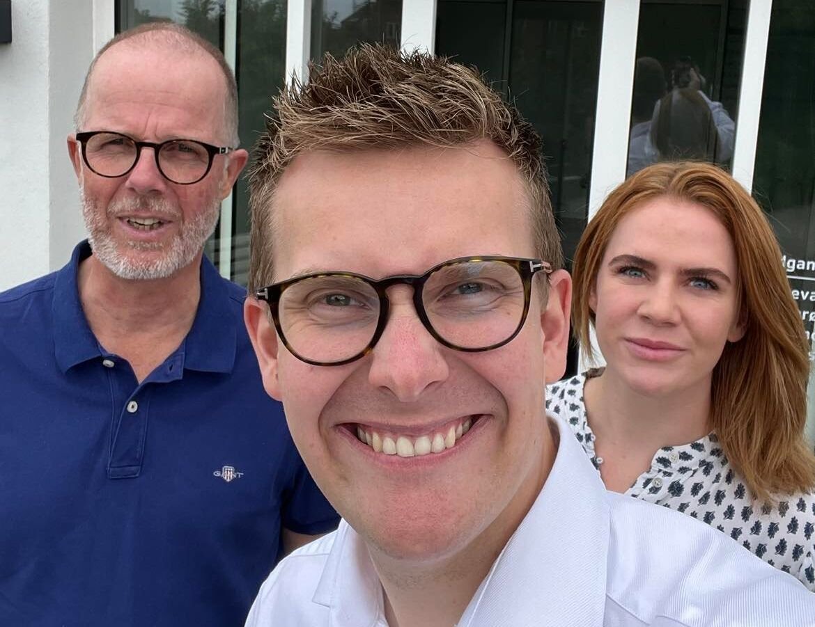 Forrest byrådsmedlem og borgmesterkandidat Andreas Karlsen flankeret af byråds- og regionsrådsmedlem Tina-Mia Eriksen samt regionsrådsmedlem Christian Wedell-Neergaard. Alle fra Det Konservative Folkeparti, der glæder sig over forlængede åbningstider for lægevagten i Ringsted.