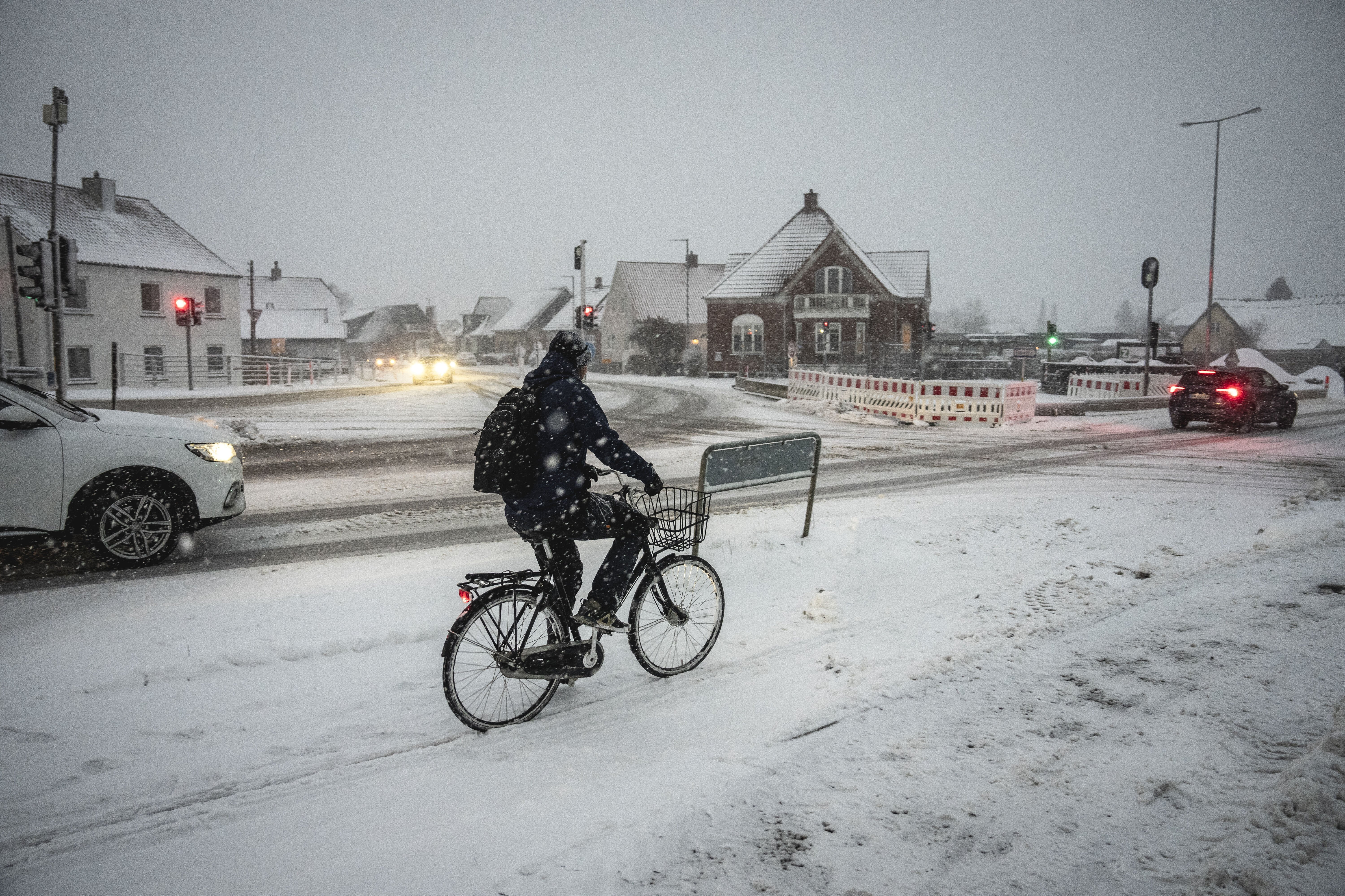 Lørdag vil komme med sne i store dele af landet, mens der er opklaring på vej søndag. Den sidste dag i weekenden starter dog med temperaturer på ned mod 10 graders frost.