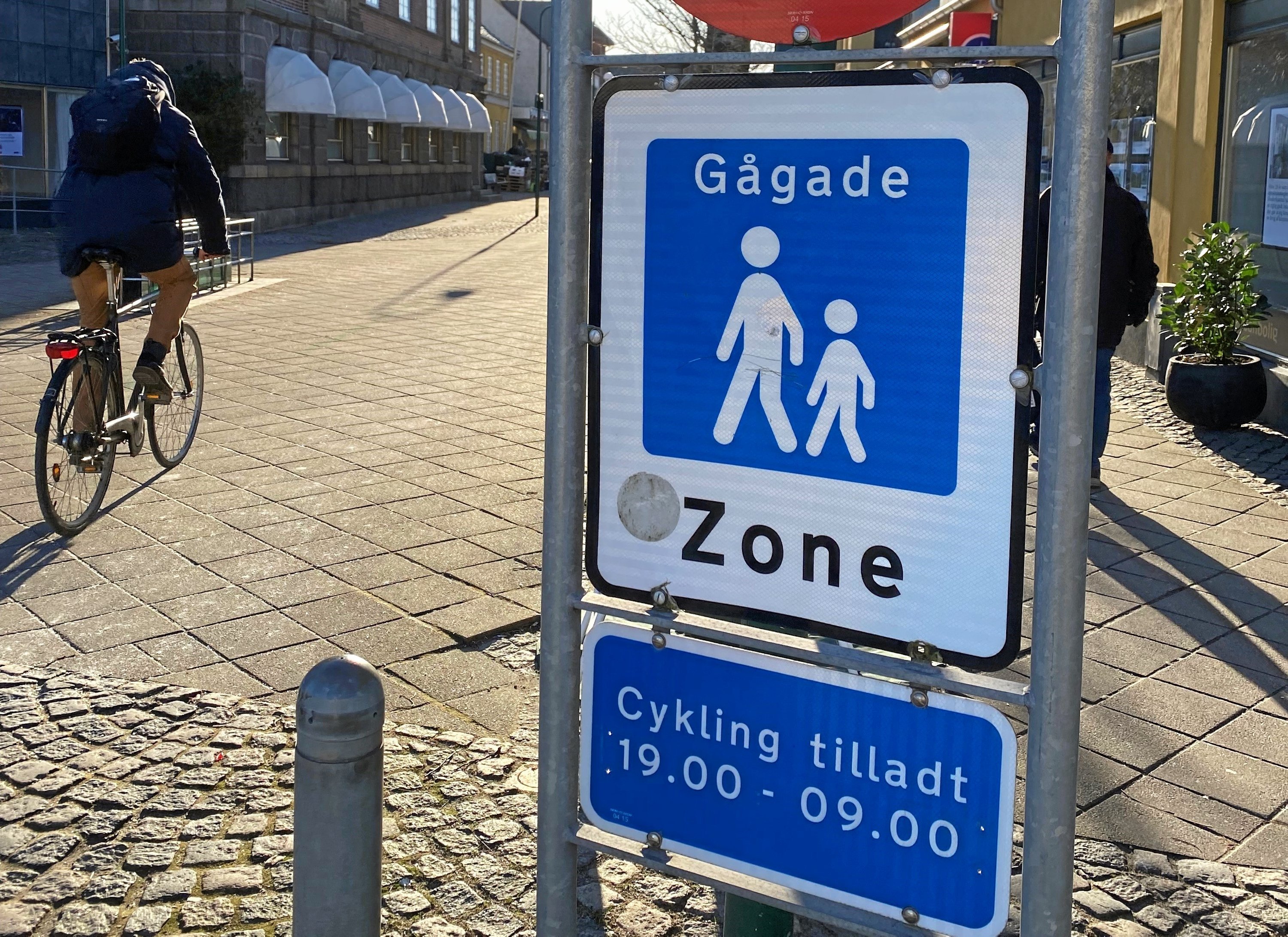 Skiltene, hvor der står at man må cykle hele døgnet, er væk, men de malede cykellinjer er der endnu, så hvad gælder, spørger flere? Mange er i tvivl, og det var denne herre vist også, for klokken var lidt i ti fredag formiddag, da billedet blev taget.