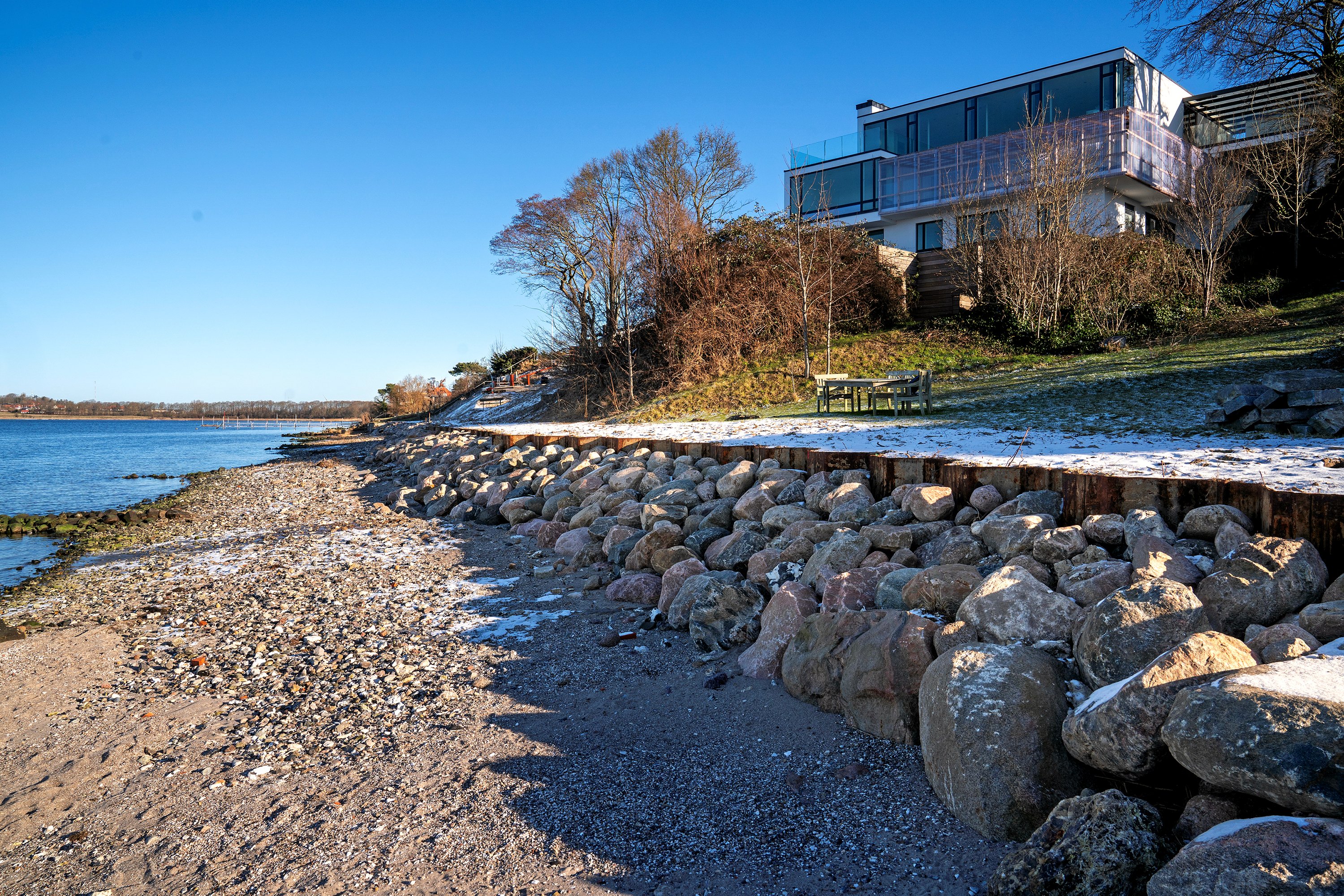 Ejerne af en stribe ejendommen på Frederiksborgvej har etableret kystsikring uden tilladelse. Nu søger de om godkendelse, og det har flere politikere i klima- og miljøudvalget svært ved at se ske.