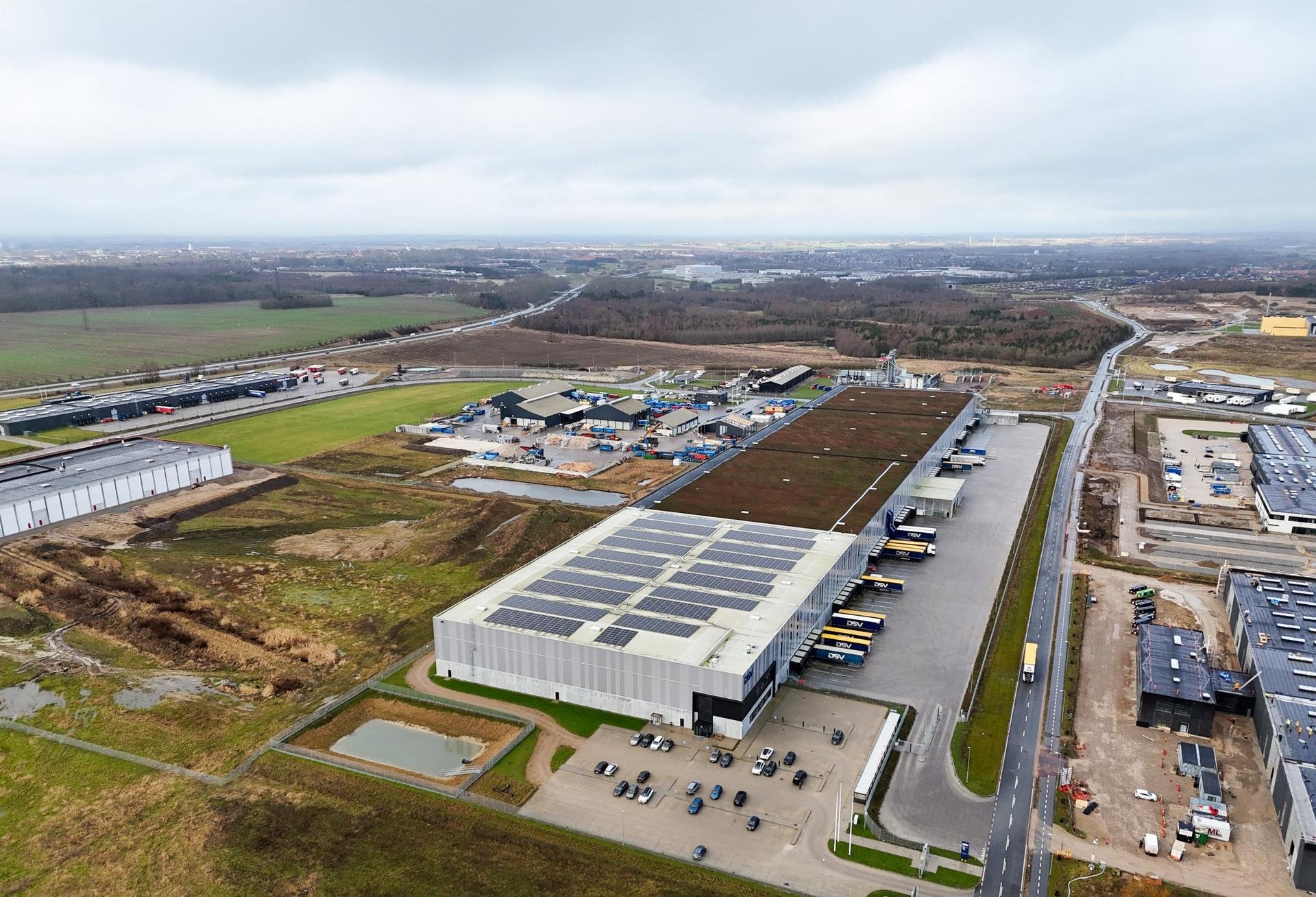 Gigantvirksomheden har næsten lige taget det store moderne og klimavenlige lager i brug - nu er det snart slut.