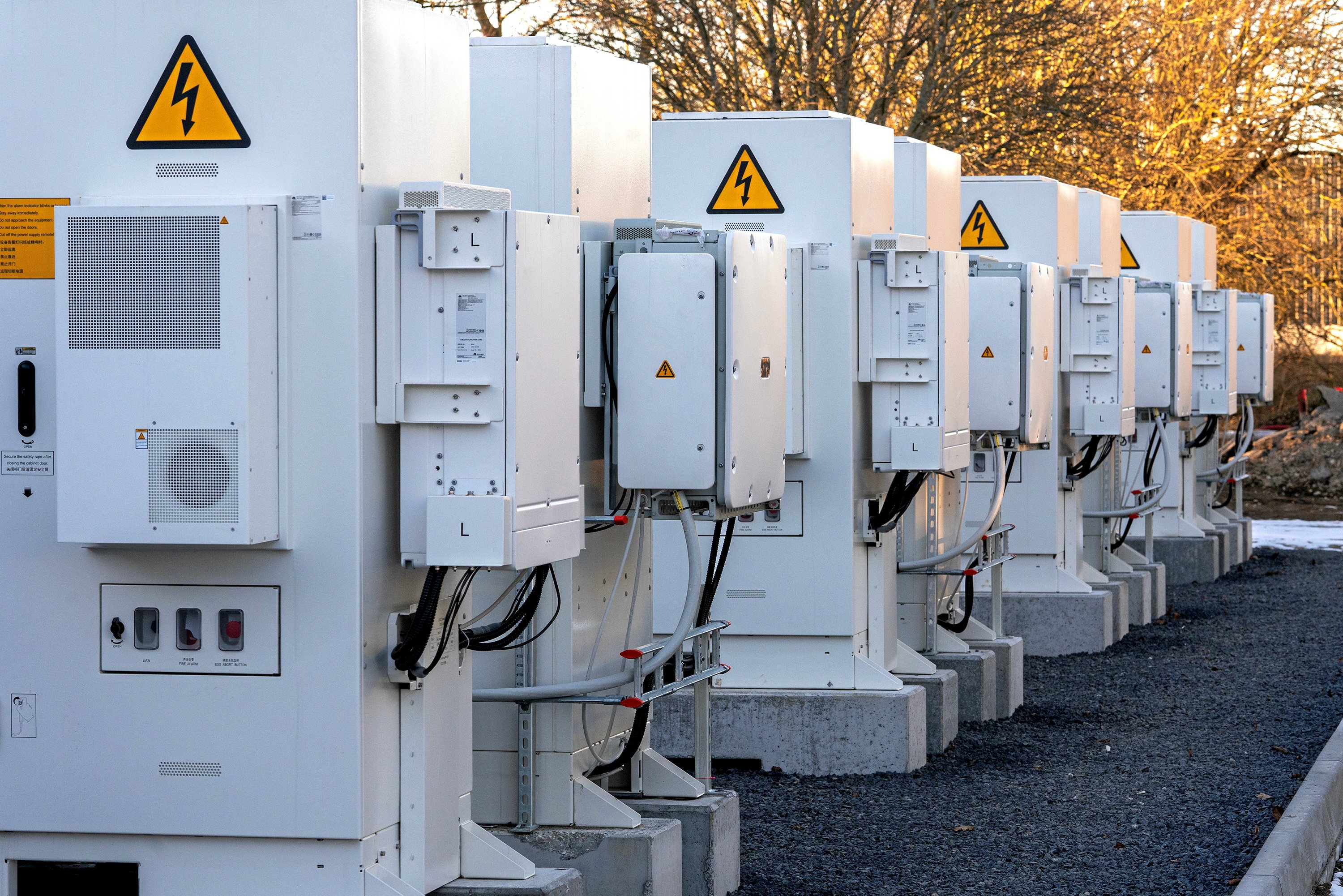 Det er for eksempel batterianlæg som disse, der måske skal vente endnu længere på at blive tilkoblet elnettet. Batterianlægget på billedet er dog allerede tilkoblet.
