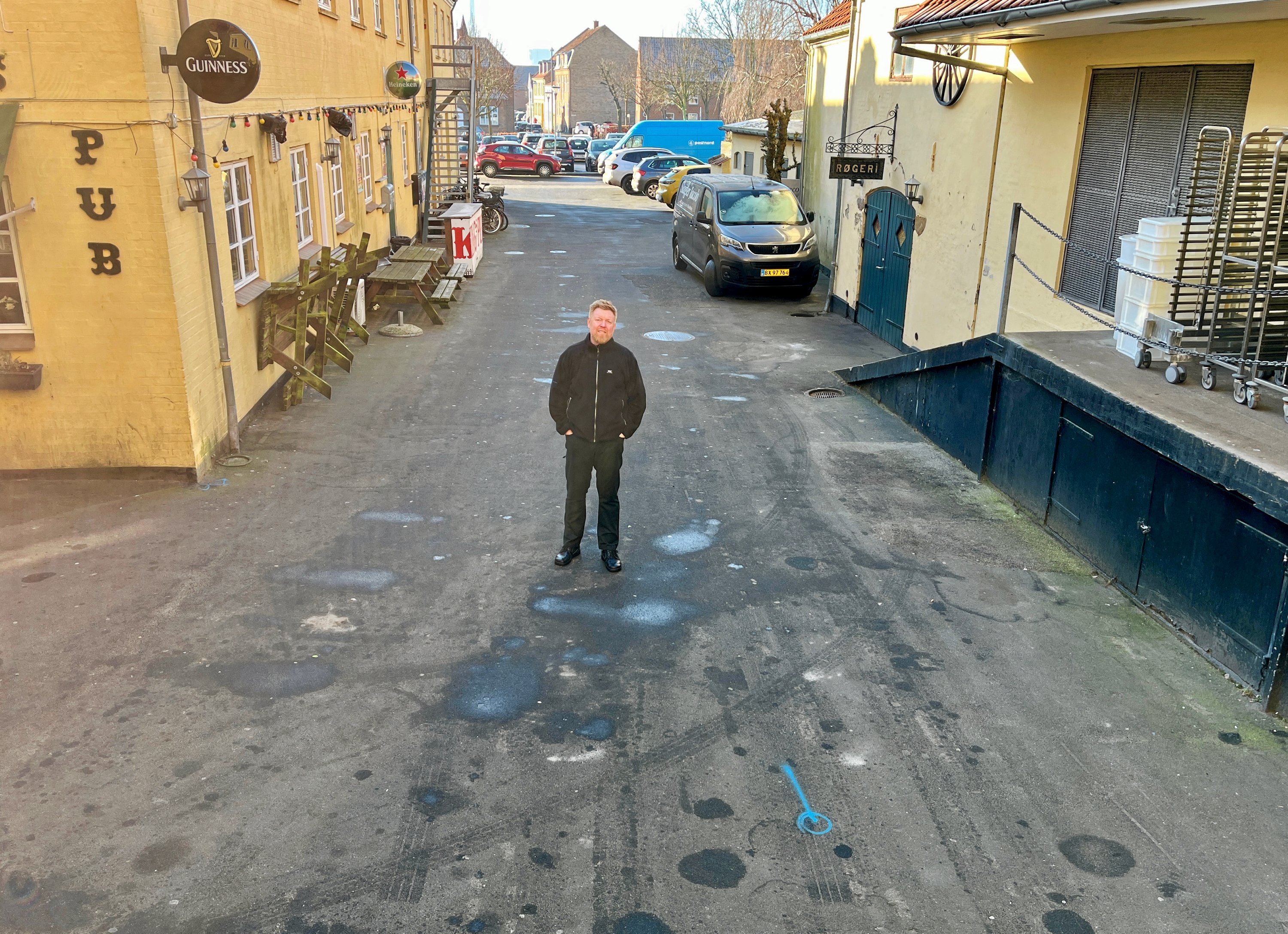 Slagter Jacob Nielsen midt i slippen, som forbinder parkeringspladsen i den vestlige ende af Bredgade med Kordilgade. Arbejdet med at renovere gennemgangen skulle gerne være i gang inden påske og færdiggjort ved udgangen af maj.