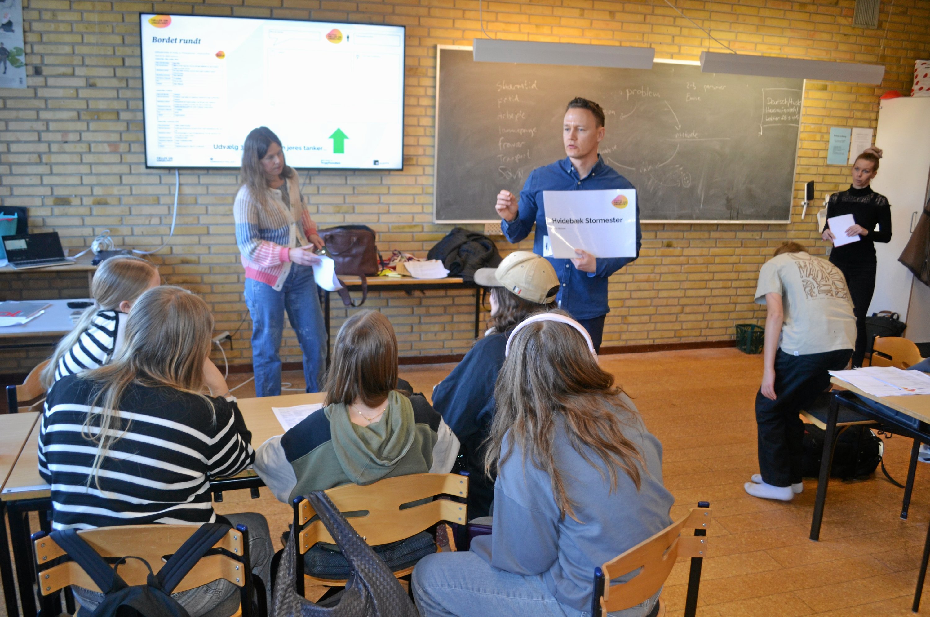 SSP-Medarbejder Andreas Knudsen taler til elever fra 7. og 8. klasse på Ubby Friskole. Besøget var startskuddet til et nyt projekt, der skal skabe lokale muligheder for unge til at mødes i et fællesskab uden alkohol og euforiserende stoffer.