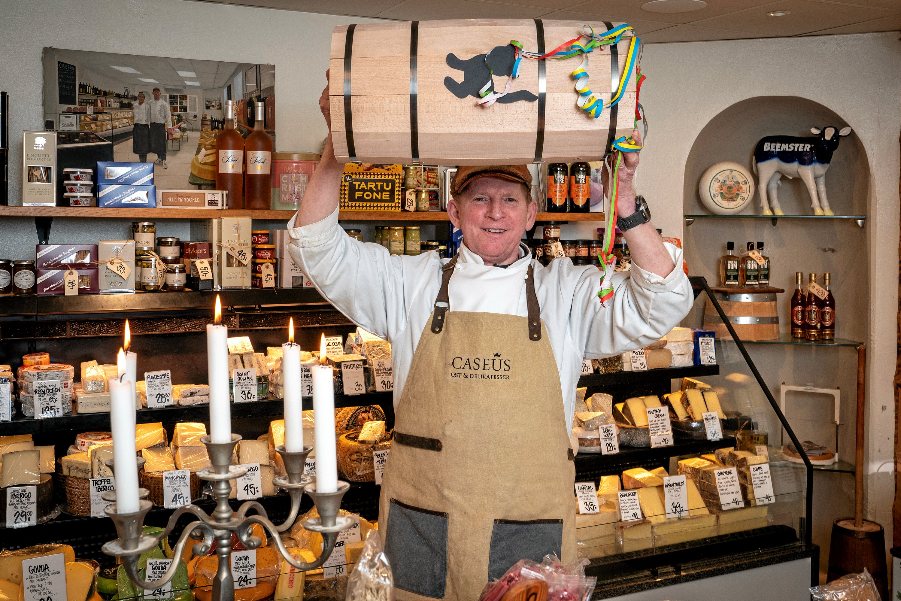 Allan Caseus fra Caseus Ost & Delikatesser inviterer byens børn til fastelavnsfest i anledning af, at han fylder 60 år og har 30-års jubilæum som ostehandler.