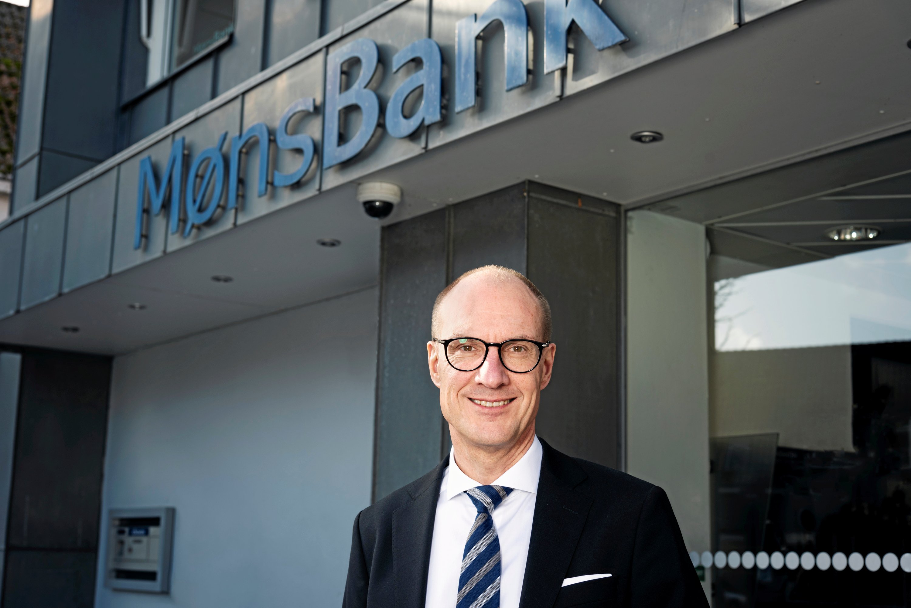 Bankdirektør Per Sjørup Christiansen er tilfreds med halvårsregnskabet i Møns Bank.