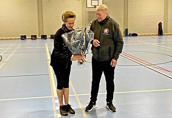 Gymnastikinstruktør Randi Rosenfeldt lykønskes med 90 års fødselsdag af Freddy Holgersen, formand for Seniorsport Nordsjælland.