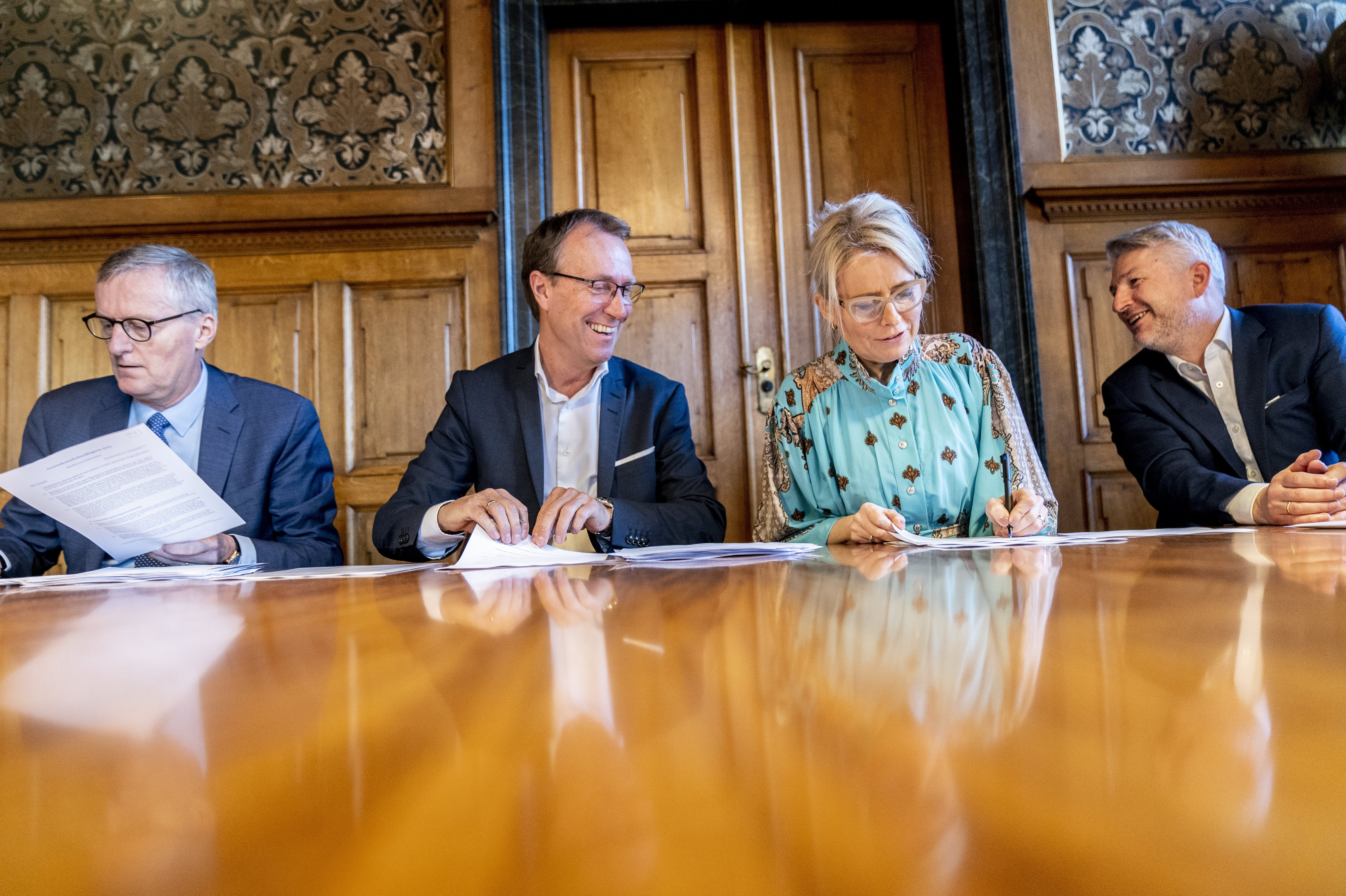 Der var brede smil, da parterne 1. marts 2023 underskrev overenskomst mellem HK Handel og Dansk Erhverv. Fra venstre mod højre sidder viceadministrerende direktør i Dansk Erhverv Laurits Rønn, bestyrelsesformand i Dansk Erhverv Jens Mathiesen, formand for HK Handel Mette Høgh og overenskomstchef i Dansk Erhverv Morten Schønning Madsen. Nu er ny treårig aftale på plads. (Arkivfoto).