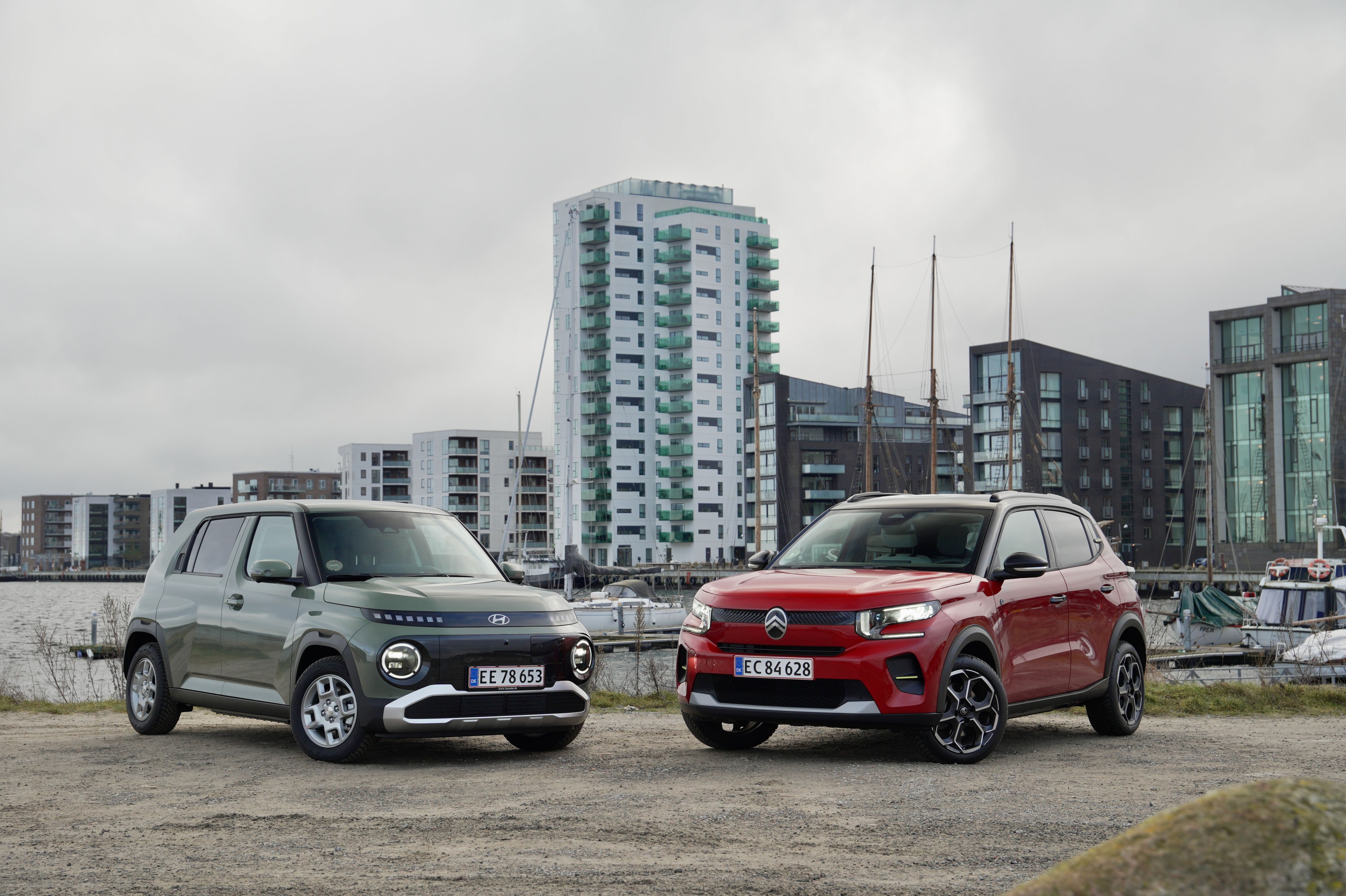 Hyundai InsterR og Citroën ë-C3 er to af de billigste elbiler i Danmark lige nu. Kun 5 kroner skiller de billigste varianter af de to modeller: Inster fås fra 179.995 kroner, ë-C3 fra 179.990 kroner.