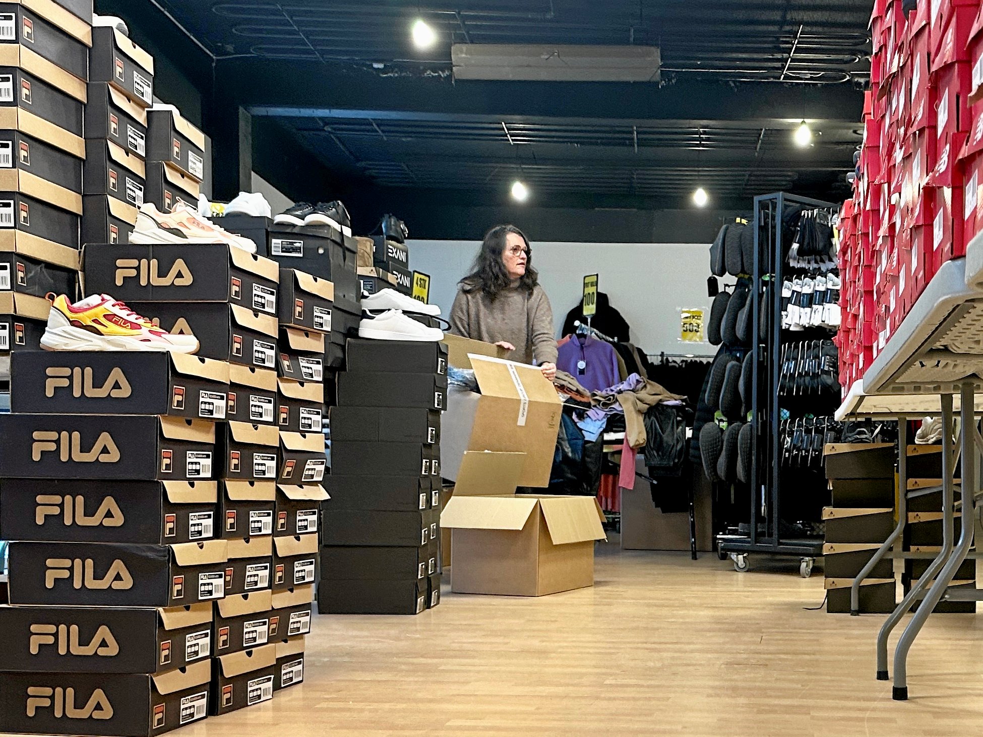 Bettina Hansen er i gang med at pakke sammen allerede to måneder, efter hun slog dørene op for Sports Outlet i Ringsted.