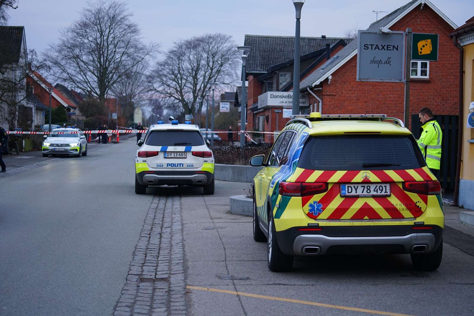 Politi og ambulance til knivstikkeri.