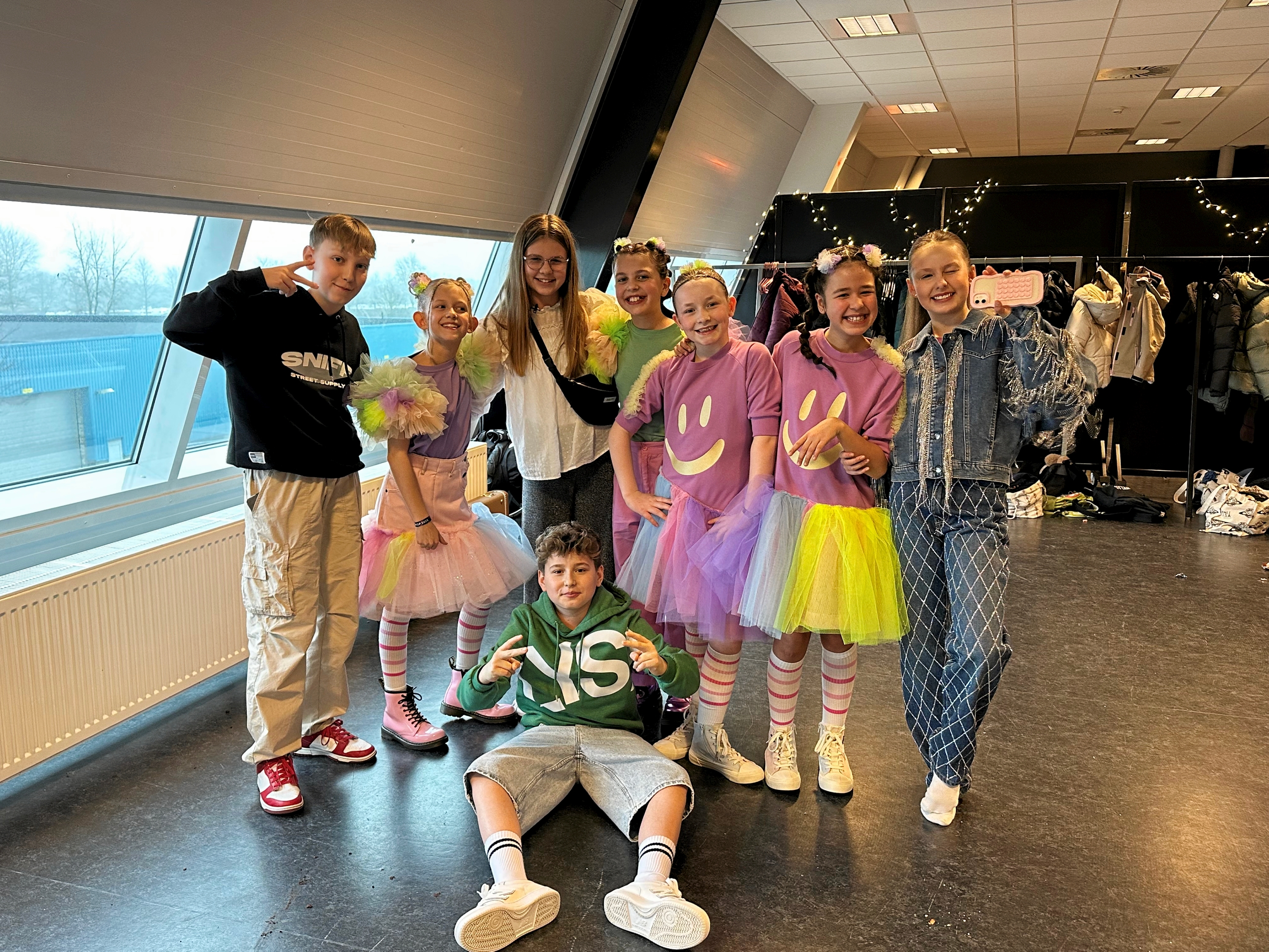 Som et led i markeringen af DR’s 100-års jubilæum er 100 danskere blevet inviteret 'med som gæst' i deres yndlingsprogram, og for 12-årige Sophia betød det, at hun skulle være med i det store MGP-åbningsnummer. - Mie Ølholm Som et led i markeringen af DR’s 100-års jubilæum er 100 danskere blevet inviteret 'med som gæst' i deres yndlingsprogram, og for 12-årige Sophia betød det, at hun skulle være med i det store MGP-åbningsnummer.