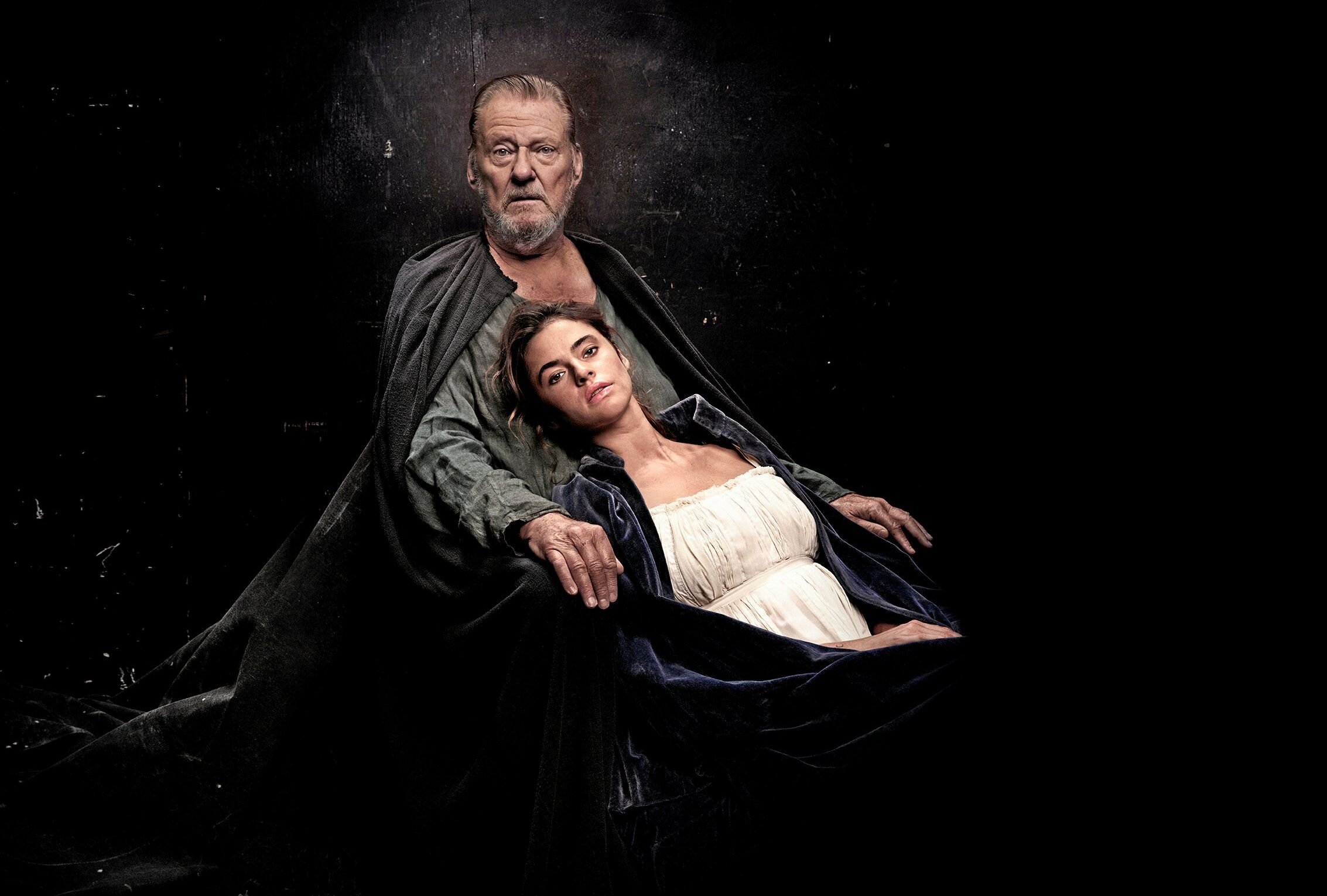 Waage Sandø har hovedrollen som Kong Lear i forestillingen af samme navn, som spiller i Lynghøj Teatersal mandag den 10. marts. Her ses han med Marie Boda som datteren Cordelia.