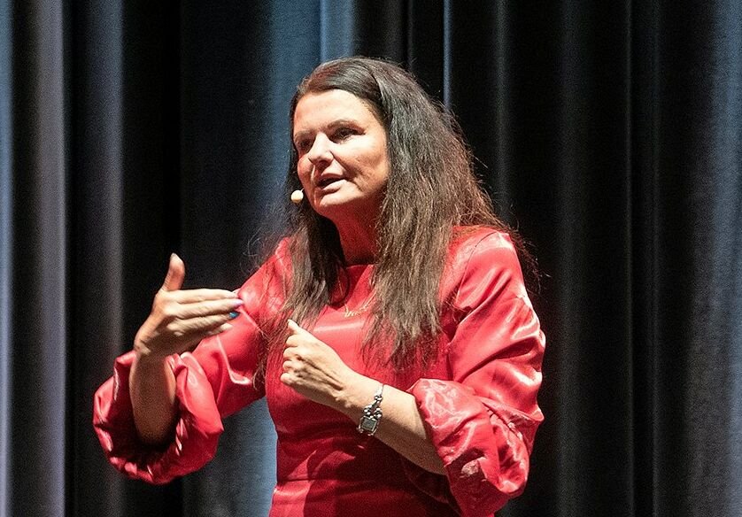Foto: Thomas Olsen 190225Klarsynsaften i Støberihallen Hillerød går ud på, at Mediet/clairvoyanten Annette Edel tager kontakt til afdøde og videreformidler beskeder til publikum i salen.