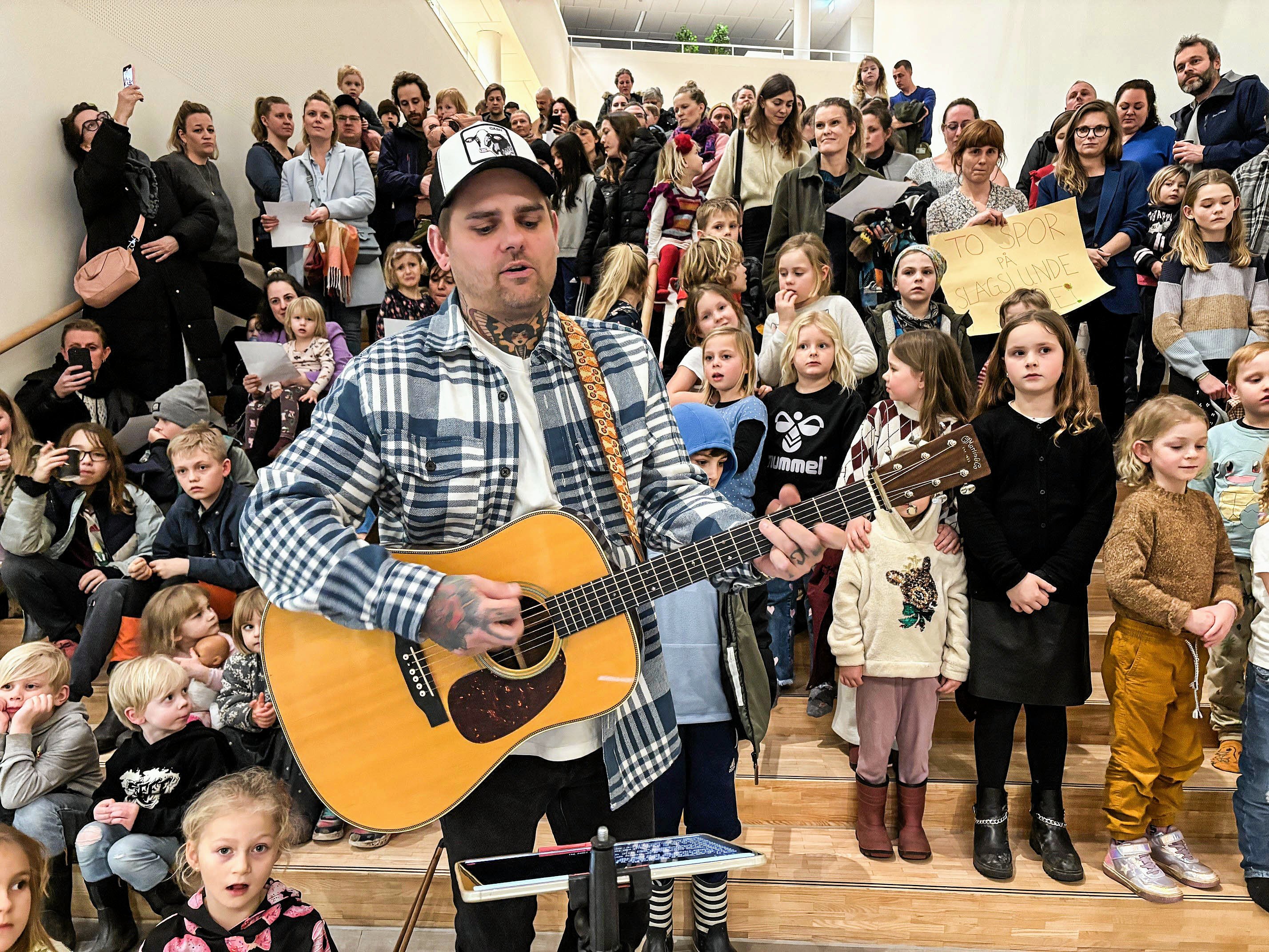 Danni Elmo, musiker og Slagslunde-borger, sang for på Anne Linnet-nummeret "Tusind stykker", men i sidste ende valgte et byrådsflertal at afvise ønsket om at oprette to kommende 0. klasser på Slagslunde Skole.