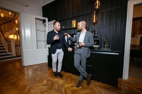 Som understøttende kræfter til at realisere IT-koncernens fremtidige visioner er Carsten Furman Ruhnau og Jonas Veggerby Carstensen senest tiltrådt Simple Agency Group. Som understøttende kræfter til at realisere IT-koncernens fremtidige visioner er Carsten Furman Ruhnau og Jonas Veggerby Carstensen senest tiltrådt Simple Agency Group.