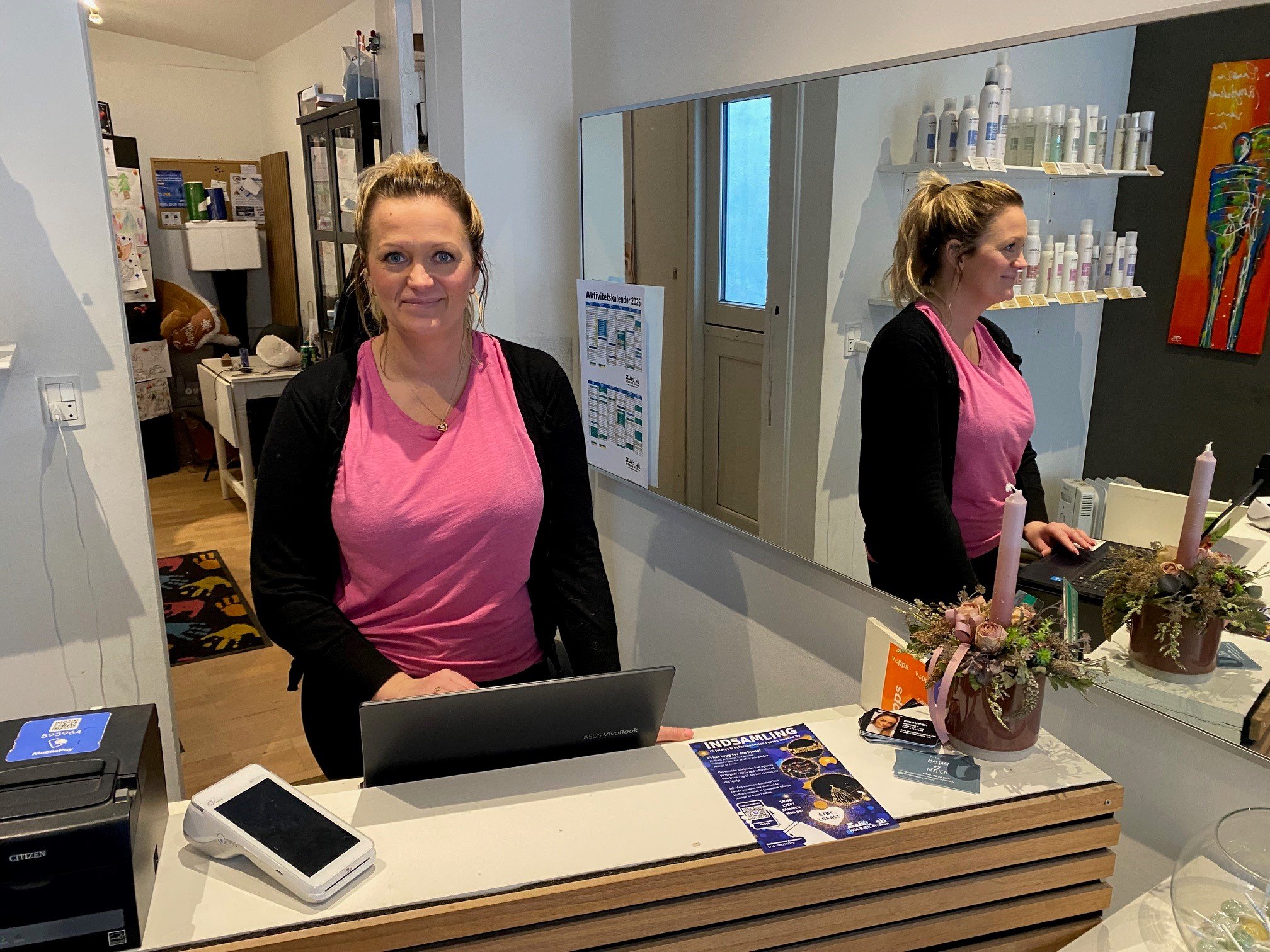 Camilla Cebula er en af de frisører, som går og venter på en politisk udmelding om lokalplanen for bymidten.