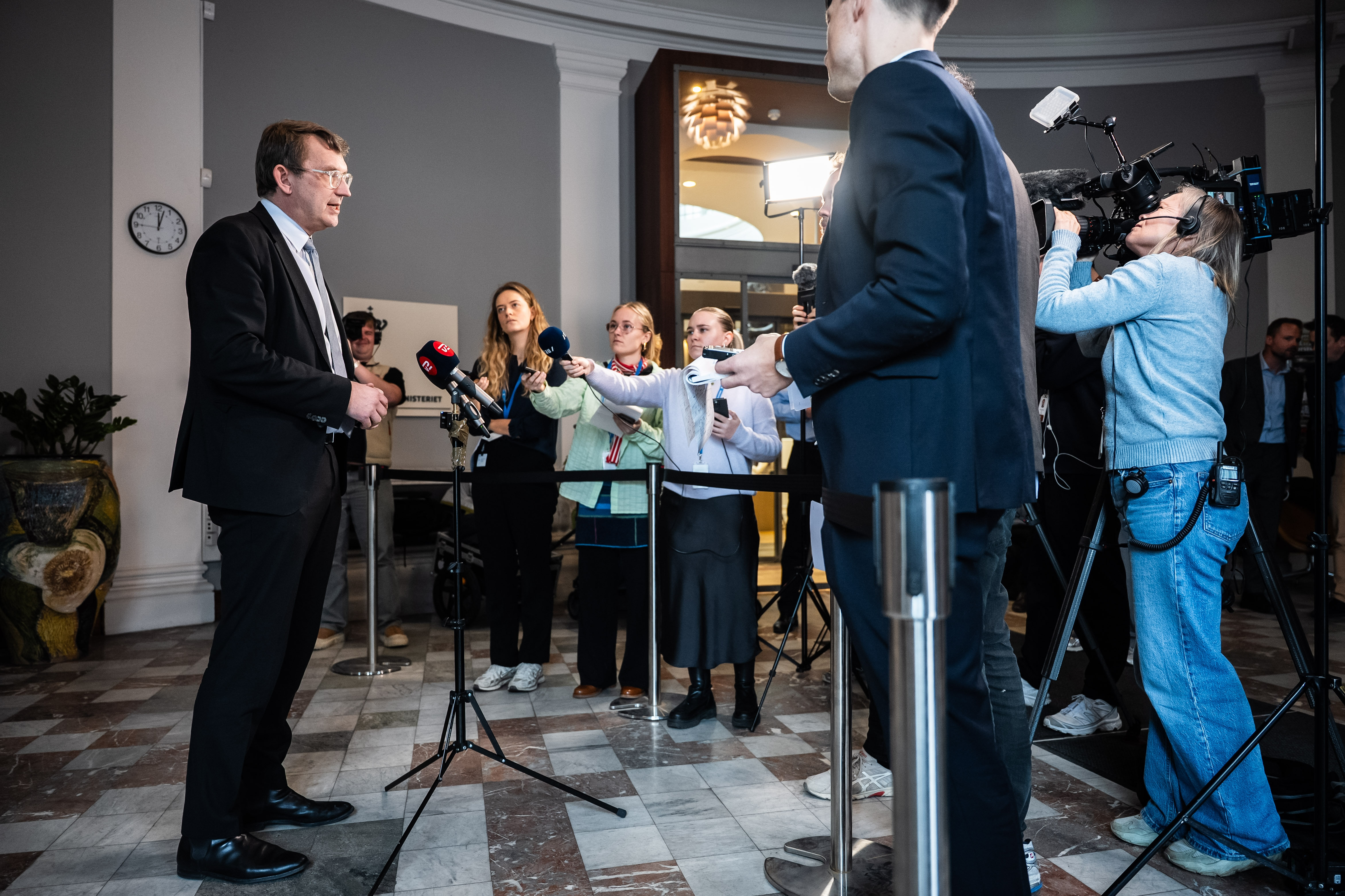 Forsvarsminister Troels Lund Poulsen (V) holder pressemøde om planerne for ammunitionsfabrikken Krudten i Forsvarsministeriet fredag.