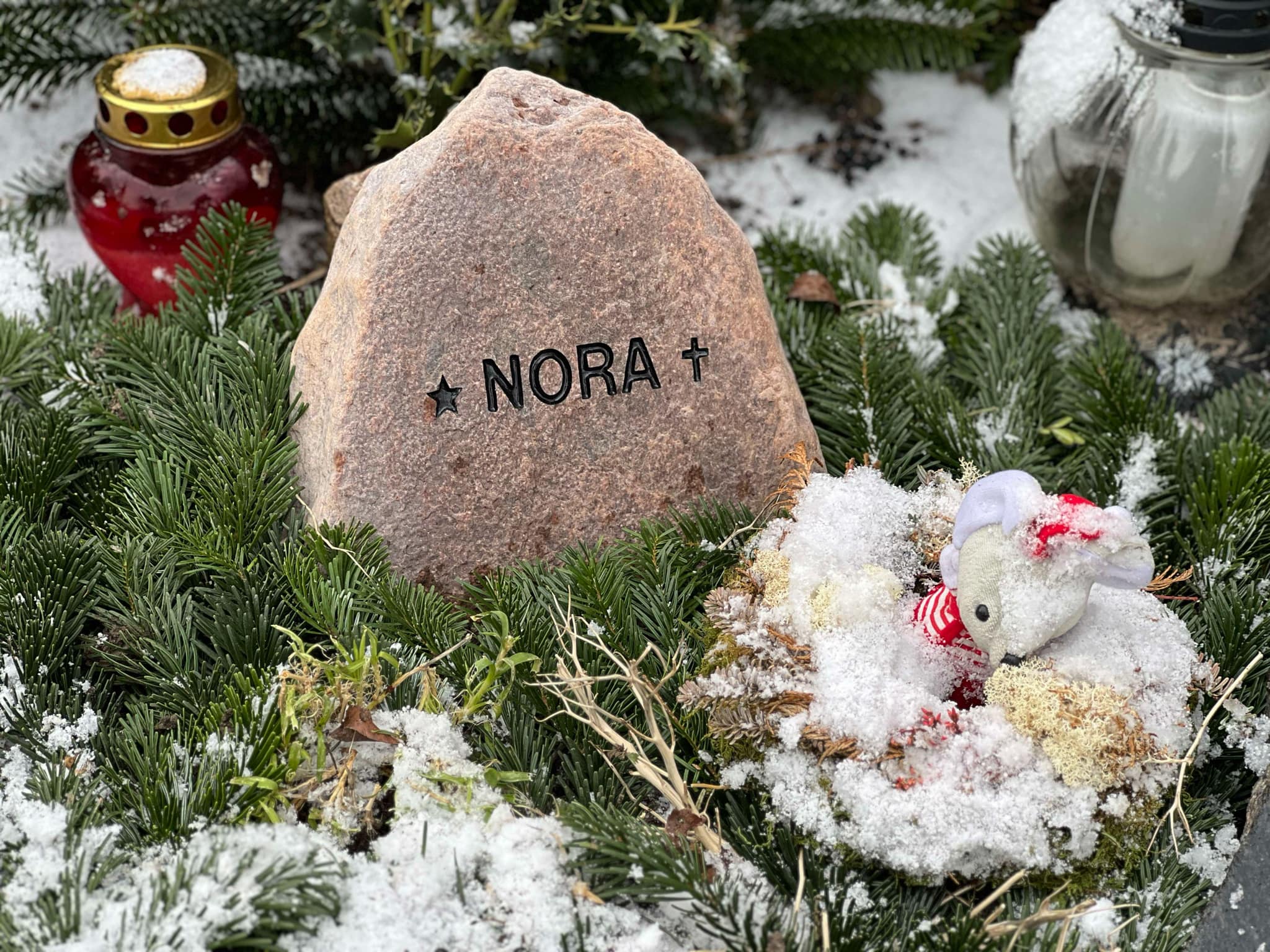 Nogen har stjålet lille Noras gravsten.