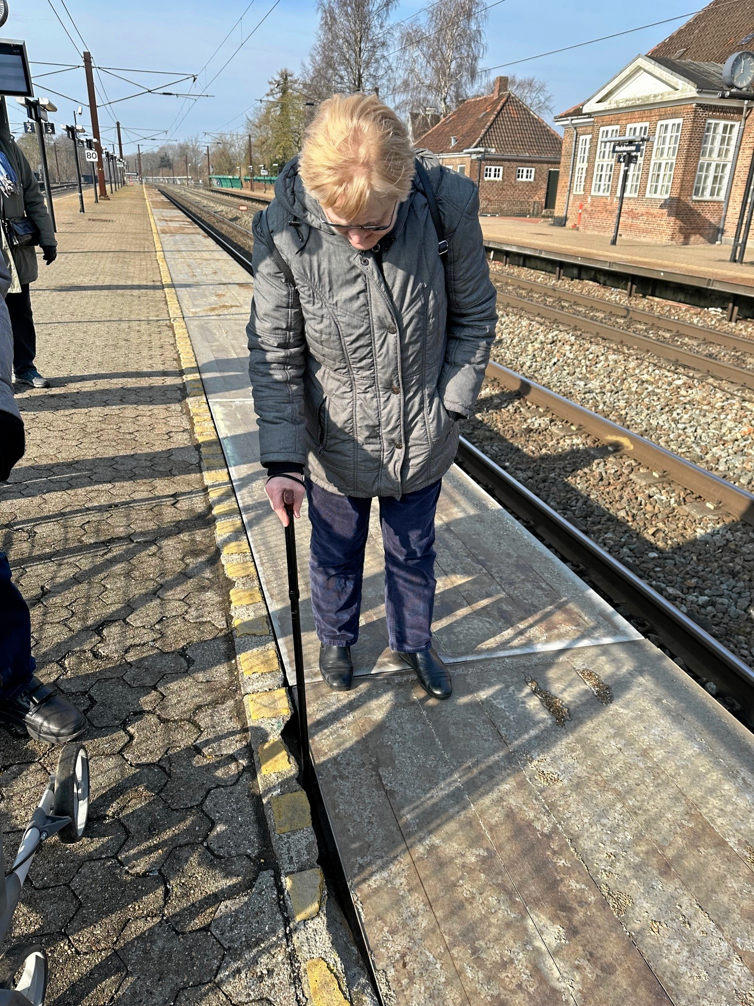 Det lokale folketingsmedlem tilså stationens tilstand med en gruppe seniorer.