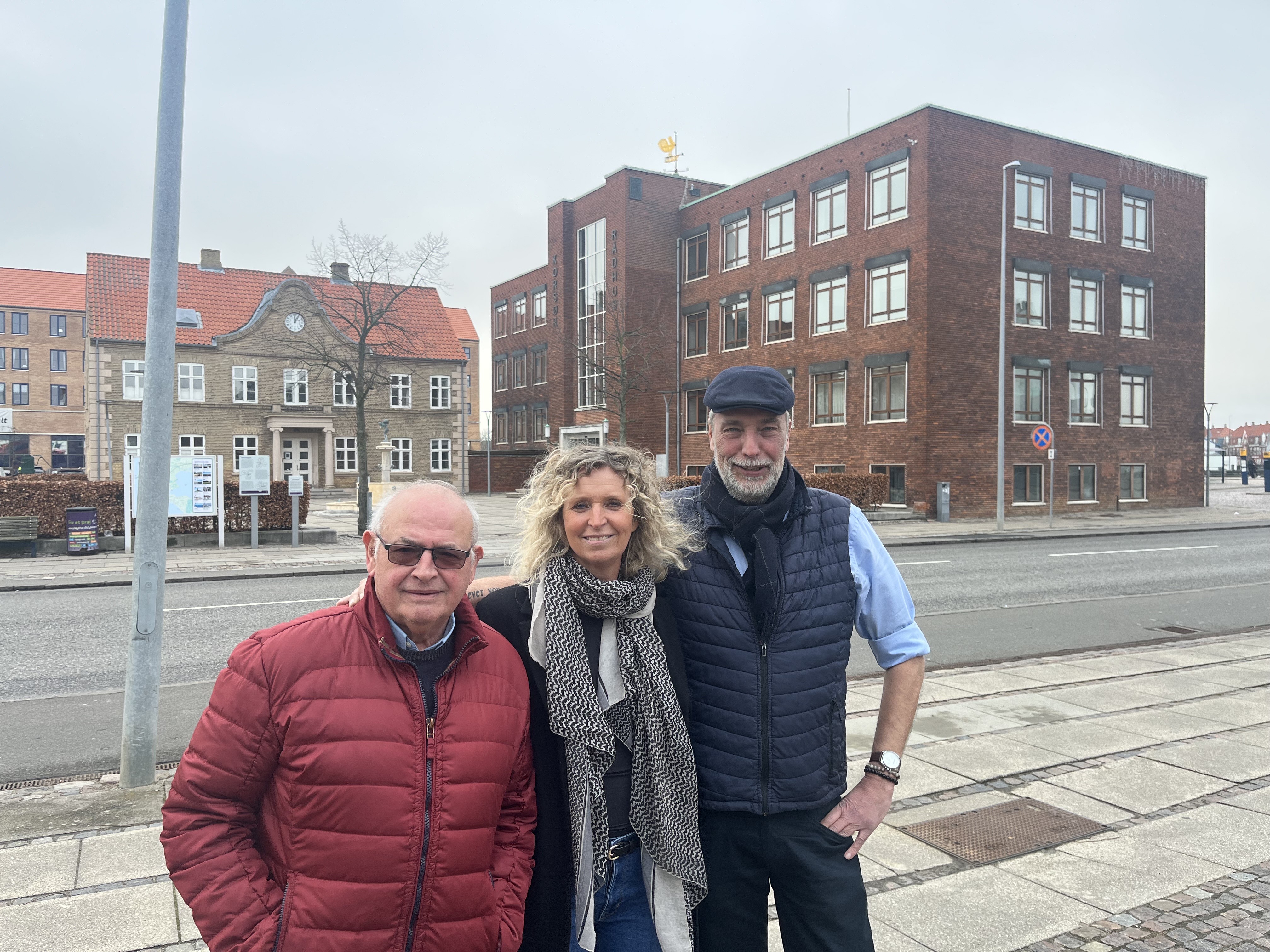 To nye kandidater er klar for Storebæltslisten. Her ses Anders Nielsen og Tina Lyngbye sammen med formanden for Storebæltslisten Jens Kjær Nielsen (th).