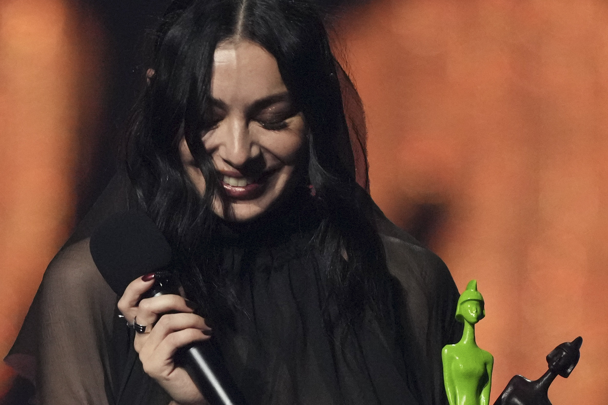 Charli XCX var fem gange oppe på scenen for at modtage en pris ved lørdagens Brit Awards.