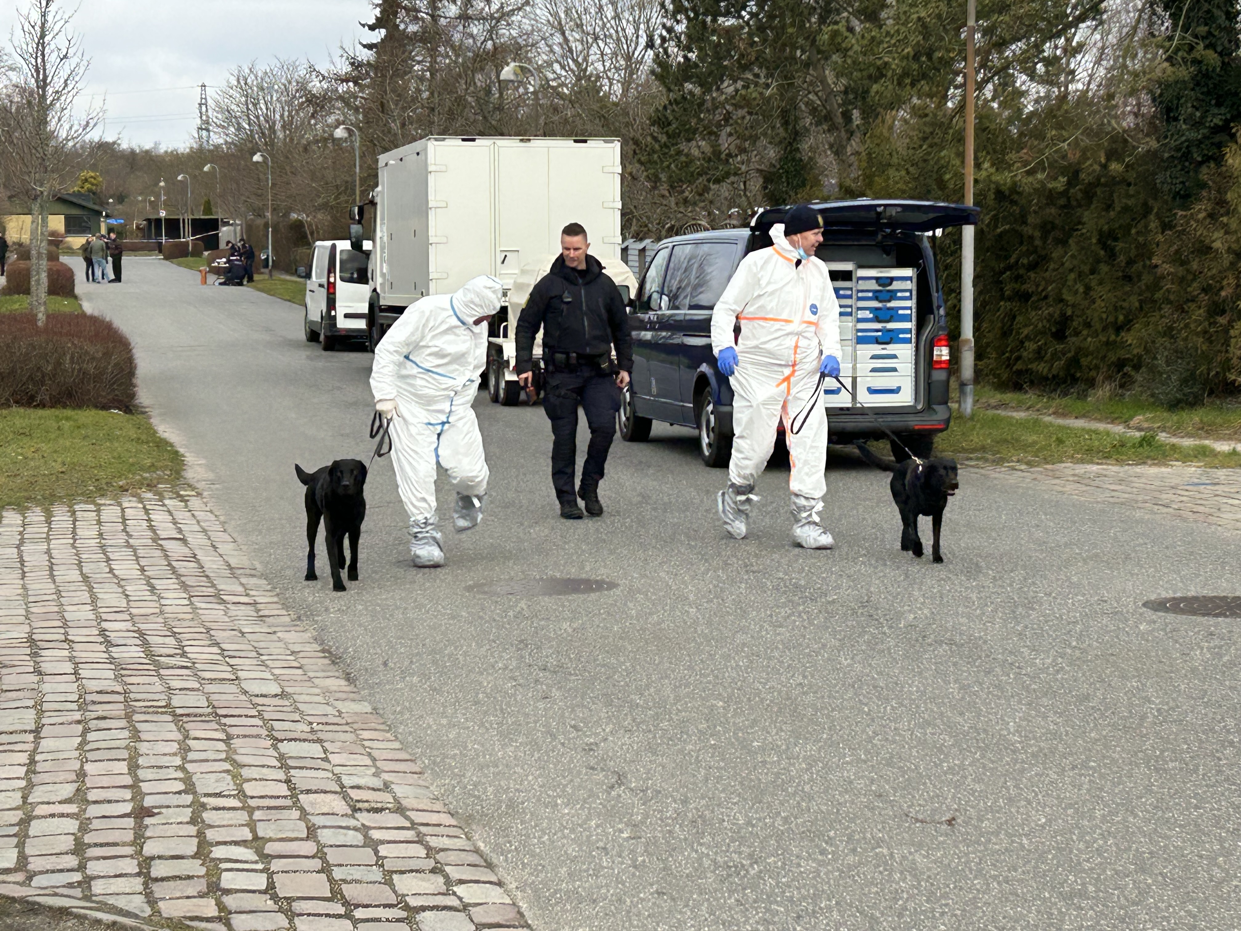 Både politi og bomberyddere er til stede.