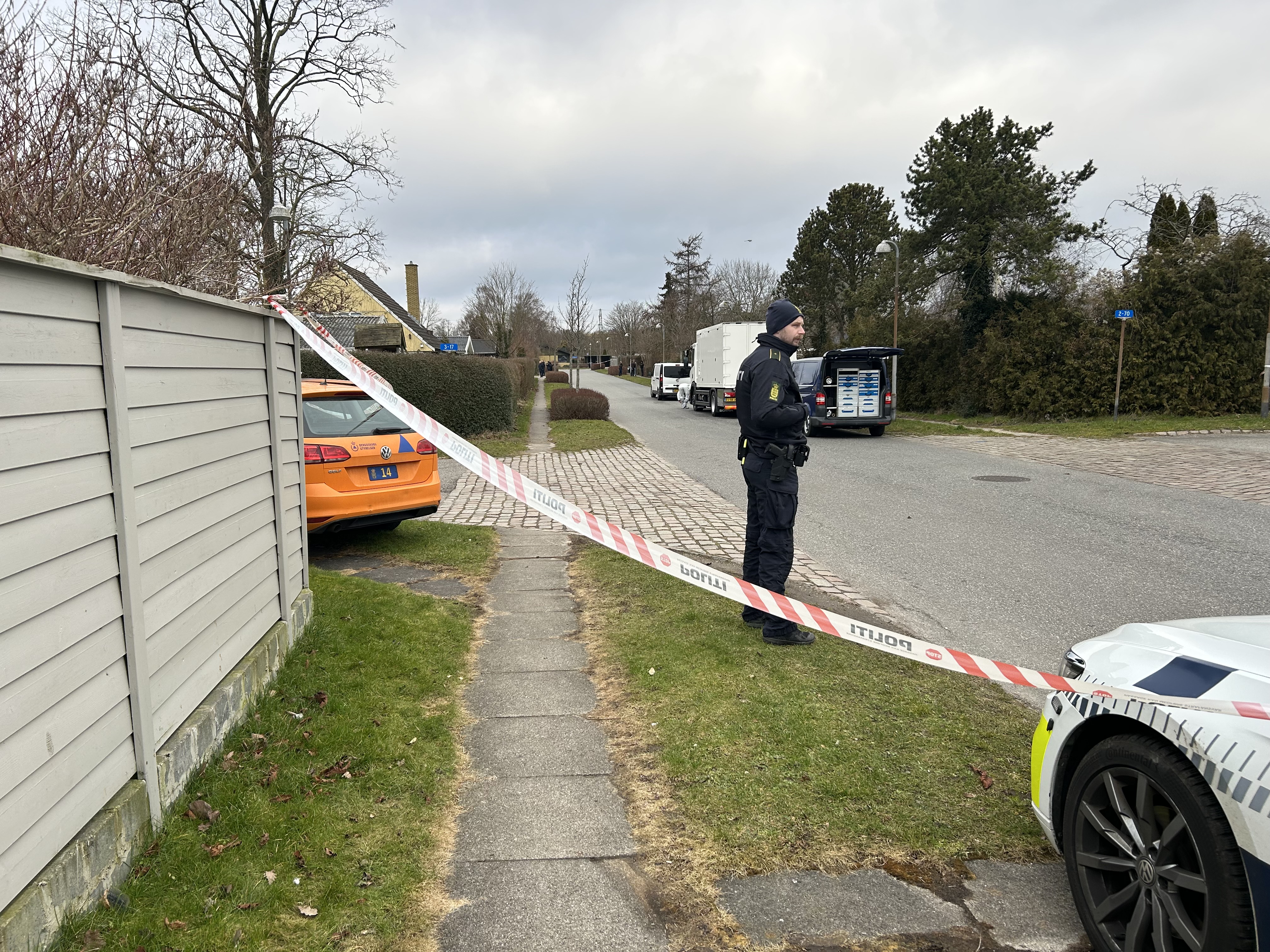 Poltiet og en række andre myndigheder er til stede og har afspærret et villaområde efter en eksplosion i nat.