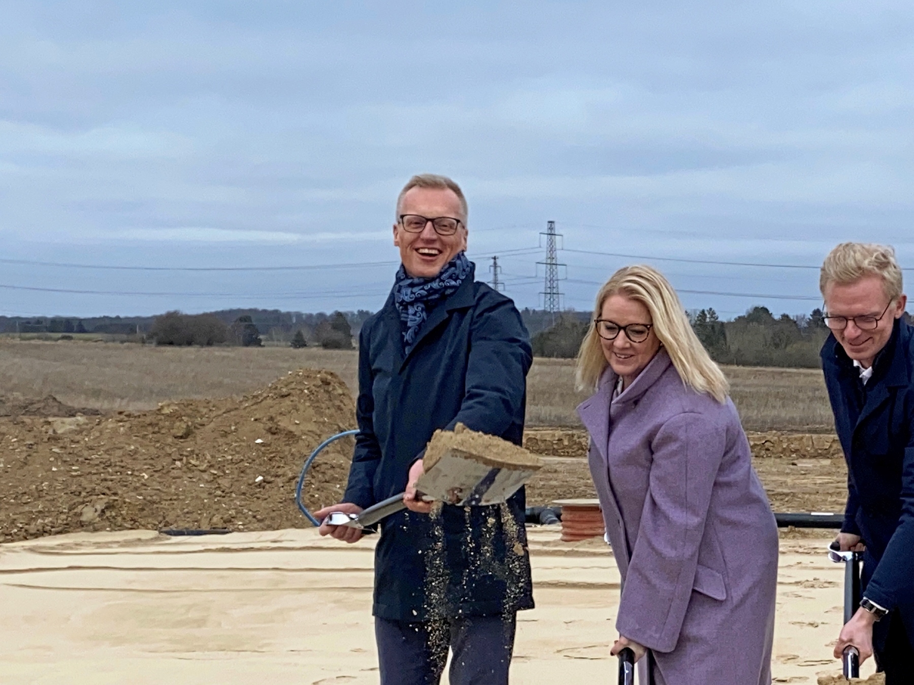 Det er snart halvandet år siden blevet byggeriet af Landskabsbyen officielt sat i gang. Fra venstre var det senior investment manager i Industriens Pension, Peter Schnell, daværende borgmester Vicky Holst Rasmussen (S), ejendomschef i Industriens Pension, Søren Tang Kristensen og Emre Korkmaz, partner i 2L. - Britt Nielsen Det er snart halvandet år siden blevet byggeriet af Landskabsbyen officielt sat i gang. Fra venstre var det senior investment manager i Industriens Pension, Peter Schnell, daværende borgmester Vicky Holst Rasmussen (S), ejendomschef i Industriens Pension, Søren Tang Kristensen og Emre Korkmaz, partner i 2L.