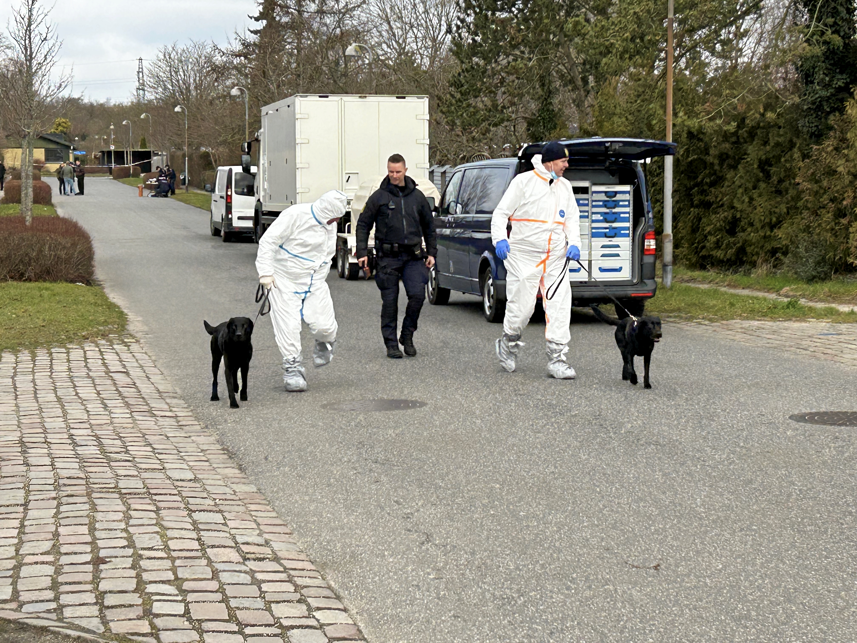 Politiet afspærrede et større område efter eksplosionen tirsdag morgen.