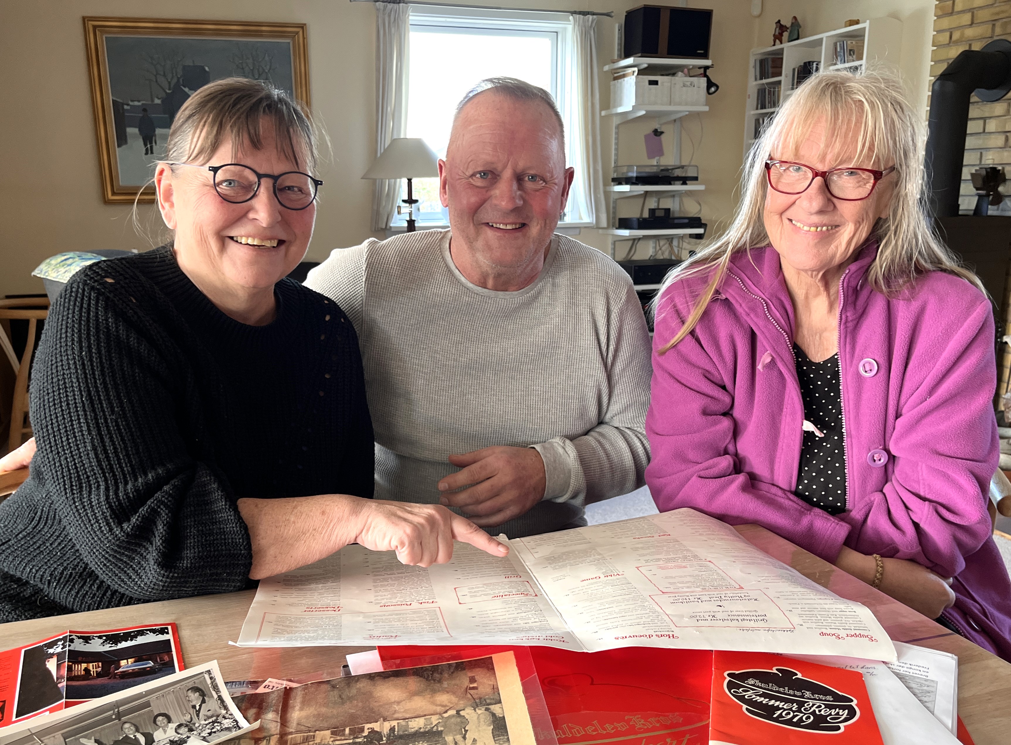 Anne Moore, Jan Dreisig og Nanny K. Mortensen er nu klar med bogen om Skuldelev Kro.