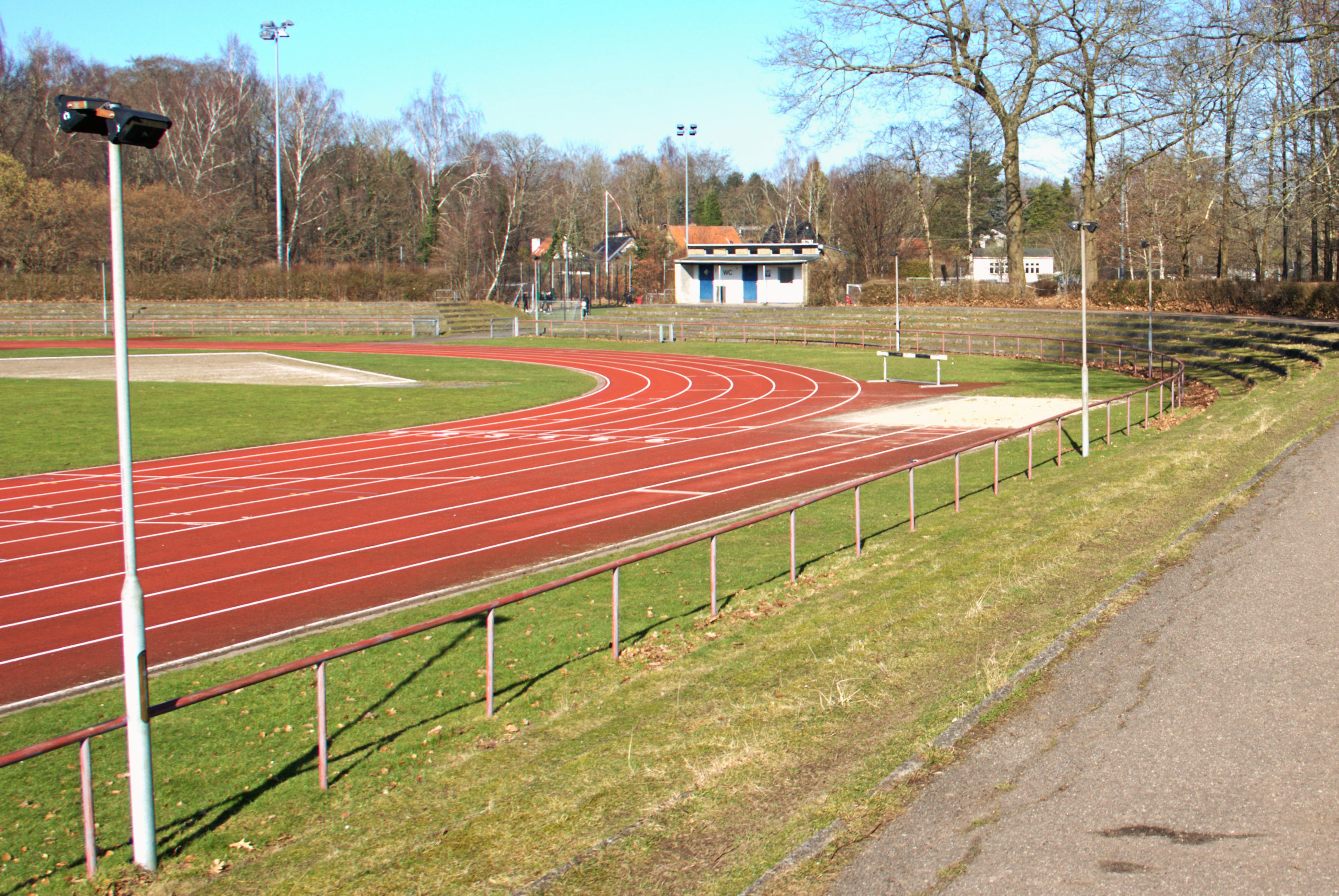 Hvis atletikbanen kan få lov at blive liggende omkring bane 1 på Hillerød Stadion, er der tilsyneladende penge at spare.