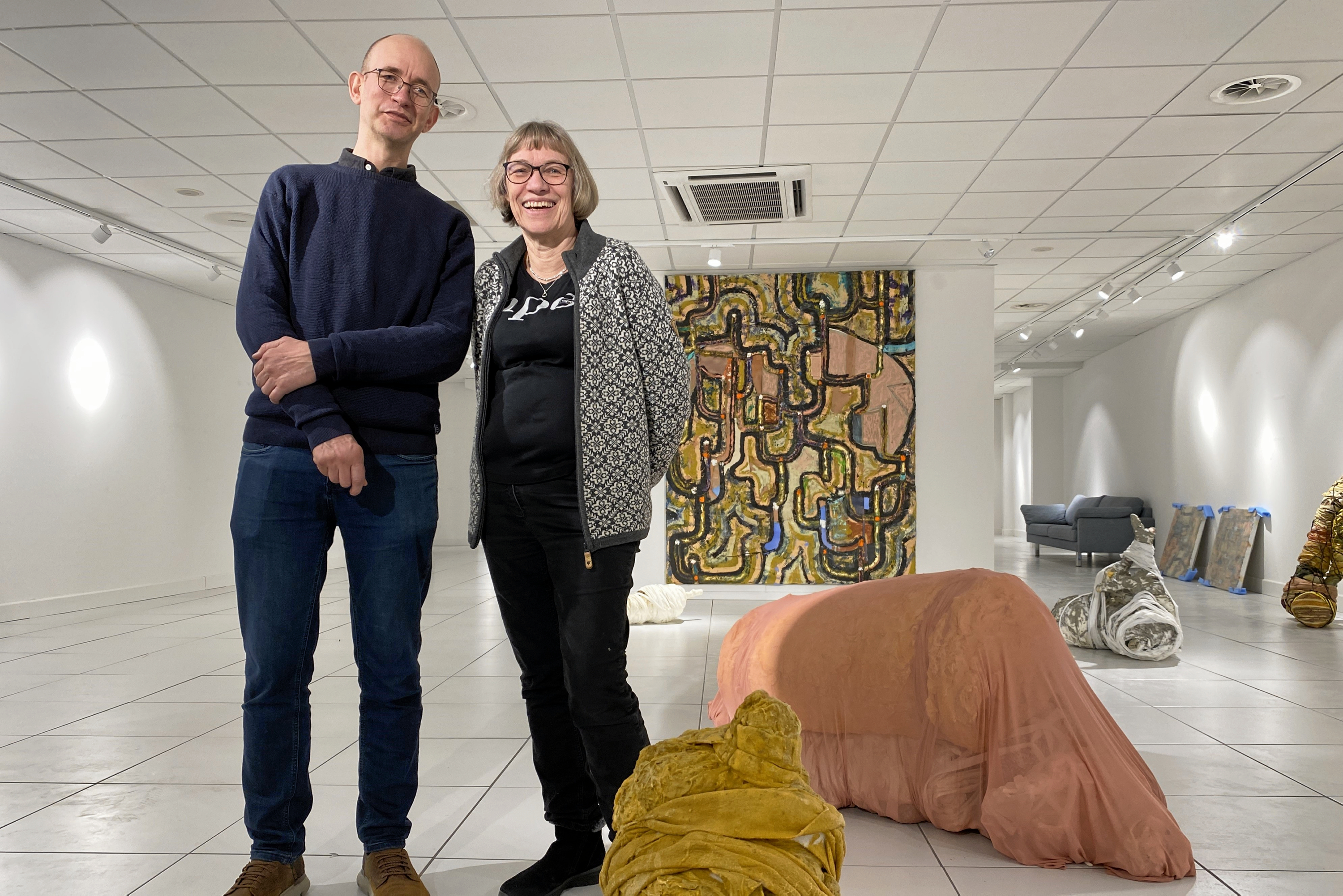 Charlotte Andersen er gået sammen med sin søn Simon Gorm Andersen om at åbne et galleri, der ligger i kælderen under et af hendes apoteker. Værkerne på billedet er alle lavet af Simon Gorm Andersen.