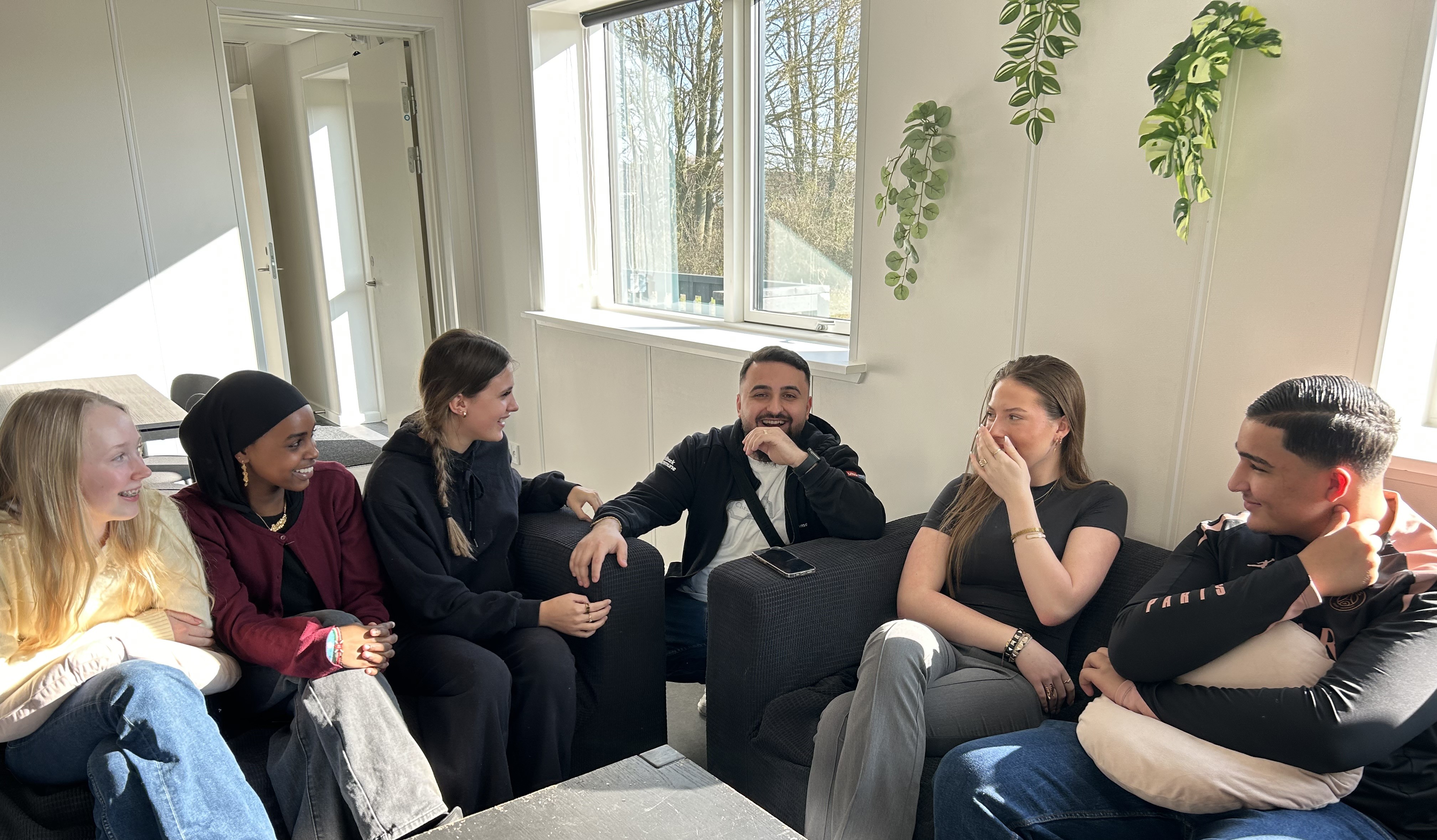 Anna Lyng, Amira Osman, Karolina Hermansen, Selman Mehmeti, Ella Peetz og Amir Sabani hygger sig i den nye klub.