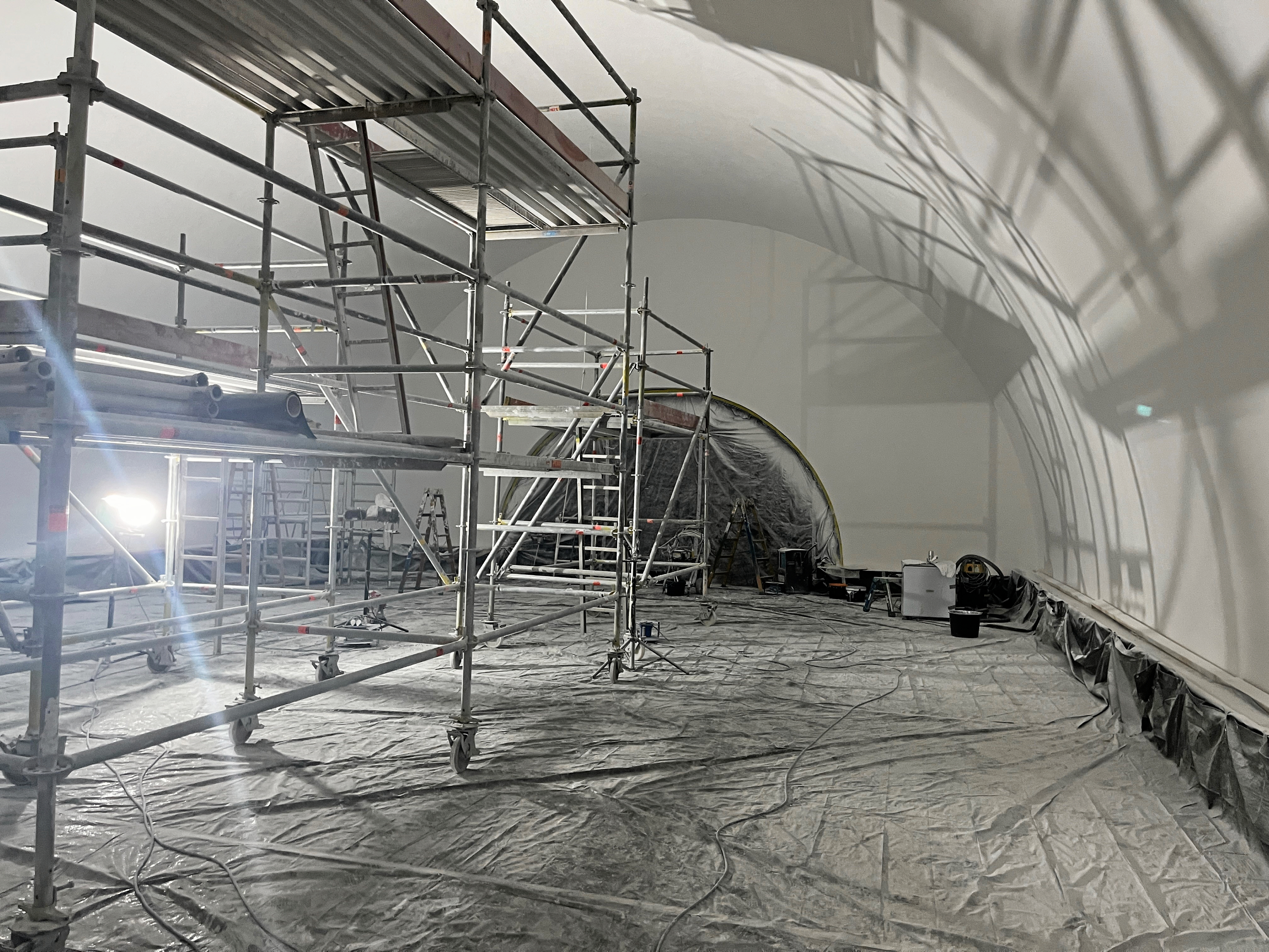 Under loftet i Hørsholm Kirke har der været 'indsat' en ekstra etage, så det ødelagte loft kunne repareres efter den fejlramte restaurering i 2023.