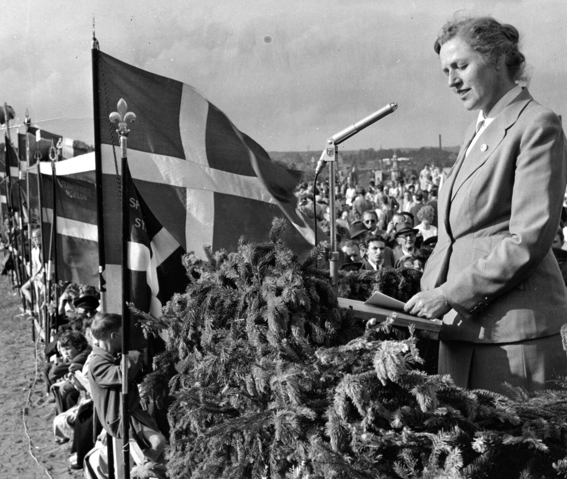 Helga Pedersen på talerstolen ved et årsmøde i Flensborg i 1956