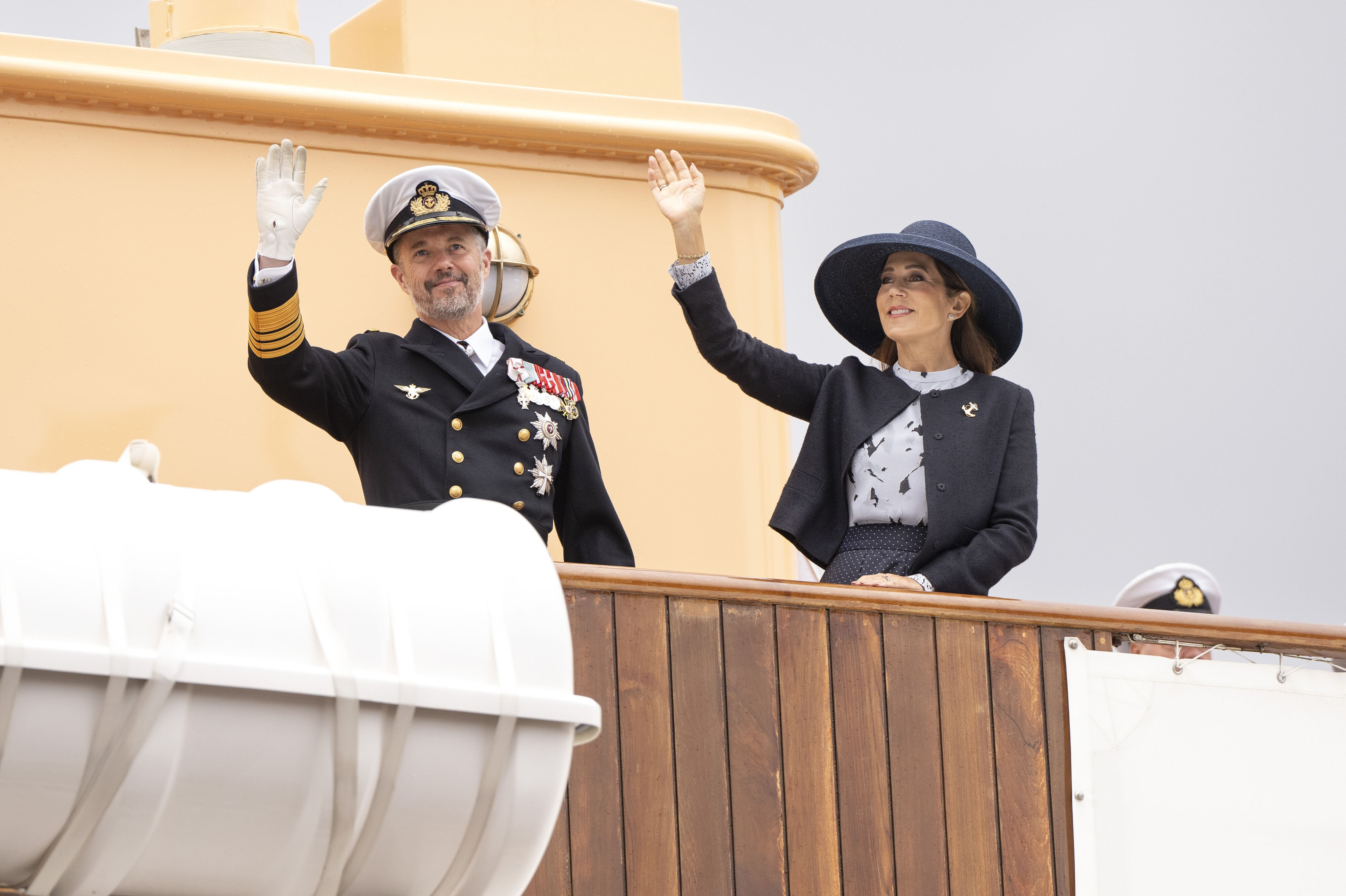 Sidste år tog kong Frederik og dronning Mary på deres første sensommertogt. Her besøgte kongeparret blandt andet Vejle, som det ses på billedet. (Arkivfoto).