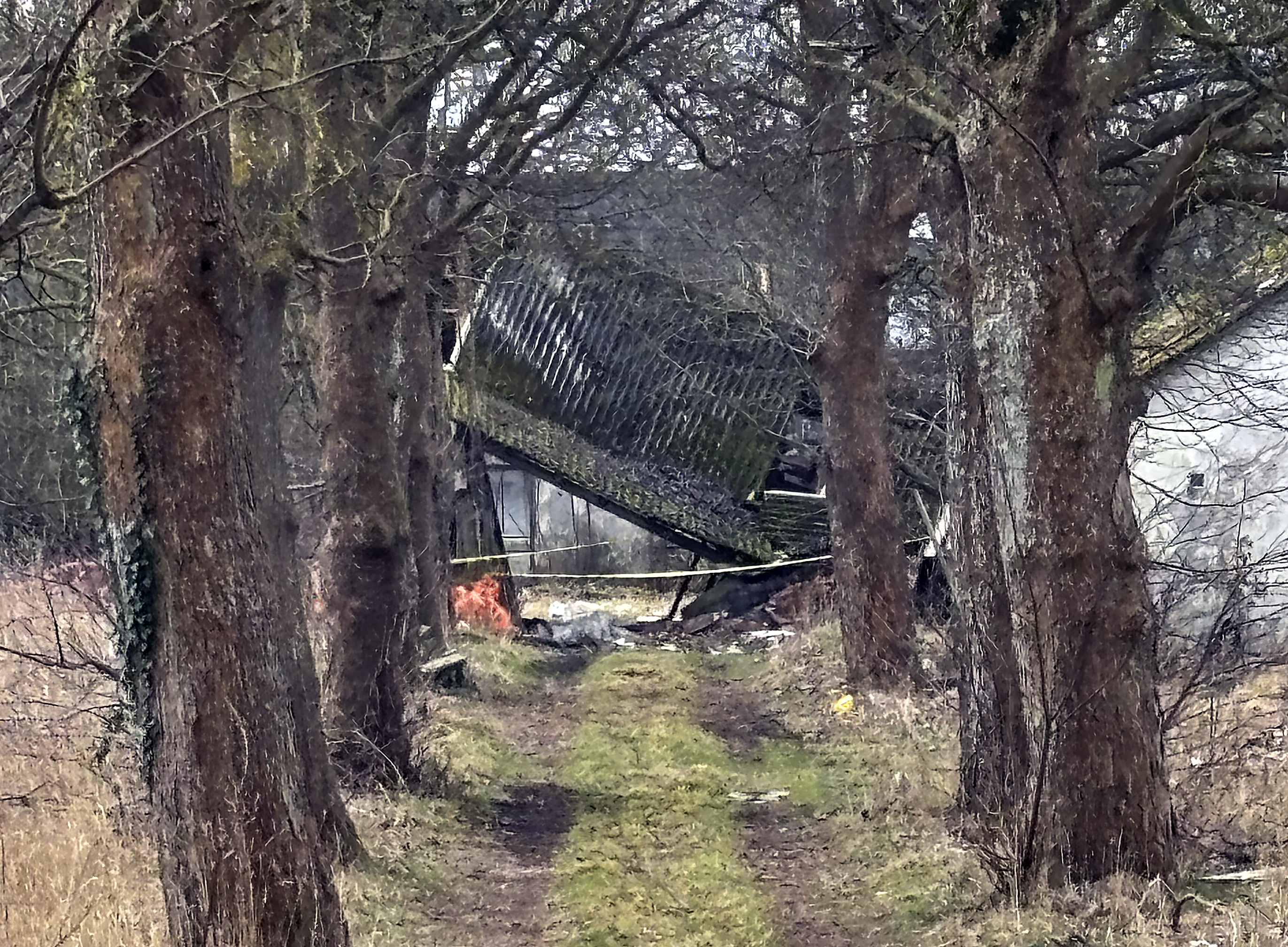Søndag aften stod denne gård på Rønnedevej 65 i Faxe i flammer. Nu er der afspærret, fordi taget er af asbest.