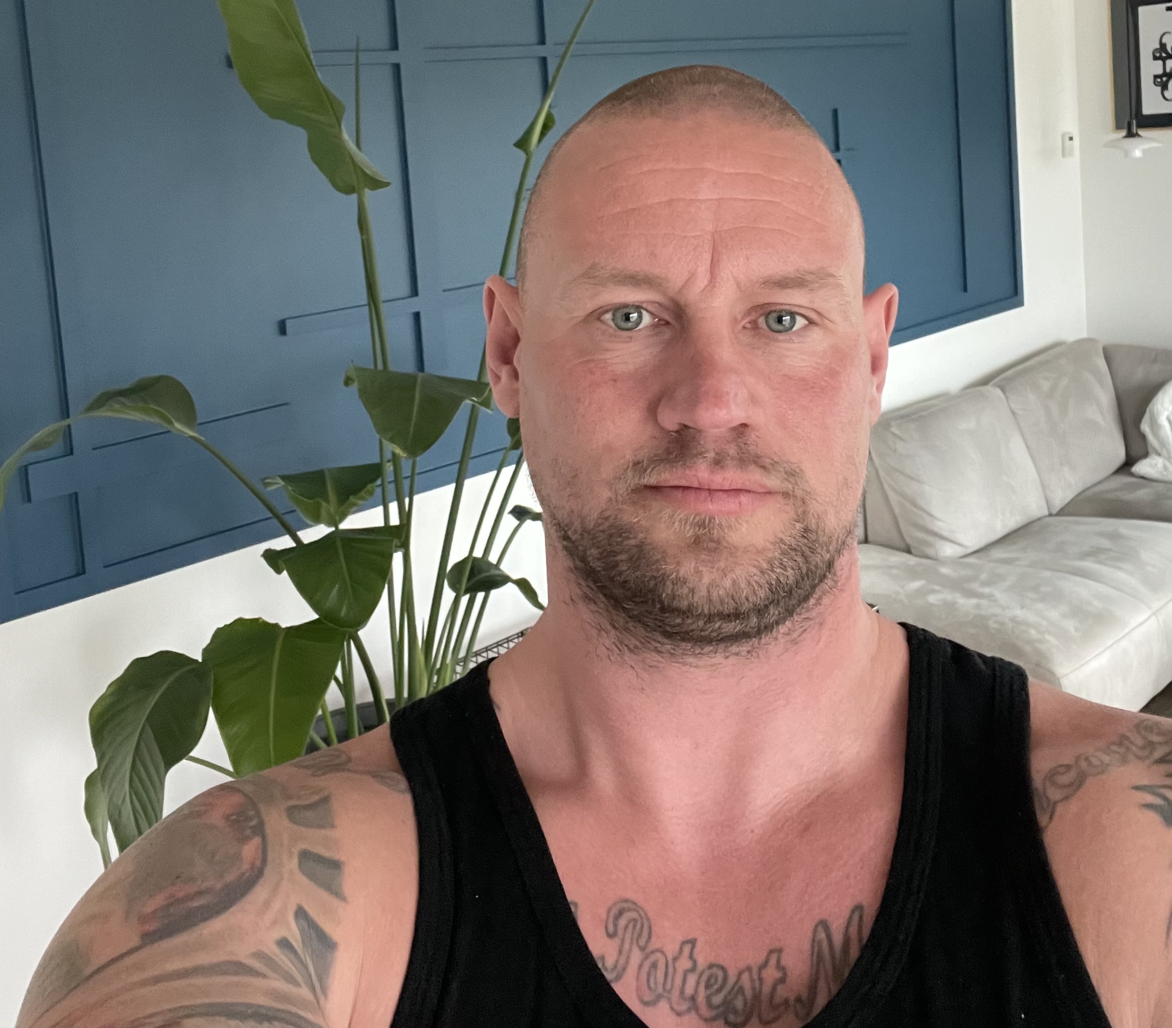 45-årige Brian Wengs 20-årige søn så en mand, der passer på signalementet på den mand, der nu er efterlyst for voldtægtsforsøg på en 15-årige pige. Brians 14-årige datter har nu fået indskærpet, at hun ikke må gå alene rundt i byen.