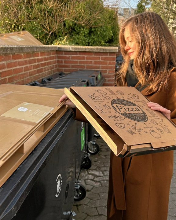 Sidste år blev 650 tons pizzabakker sorteret som restaffald i Københavns Kommune. Nu kan de sorteres som pap.