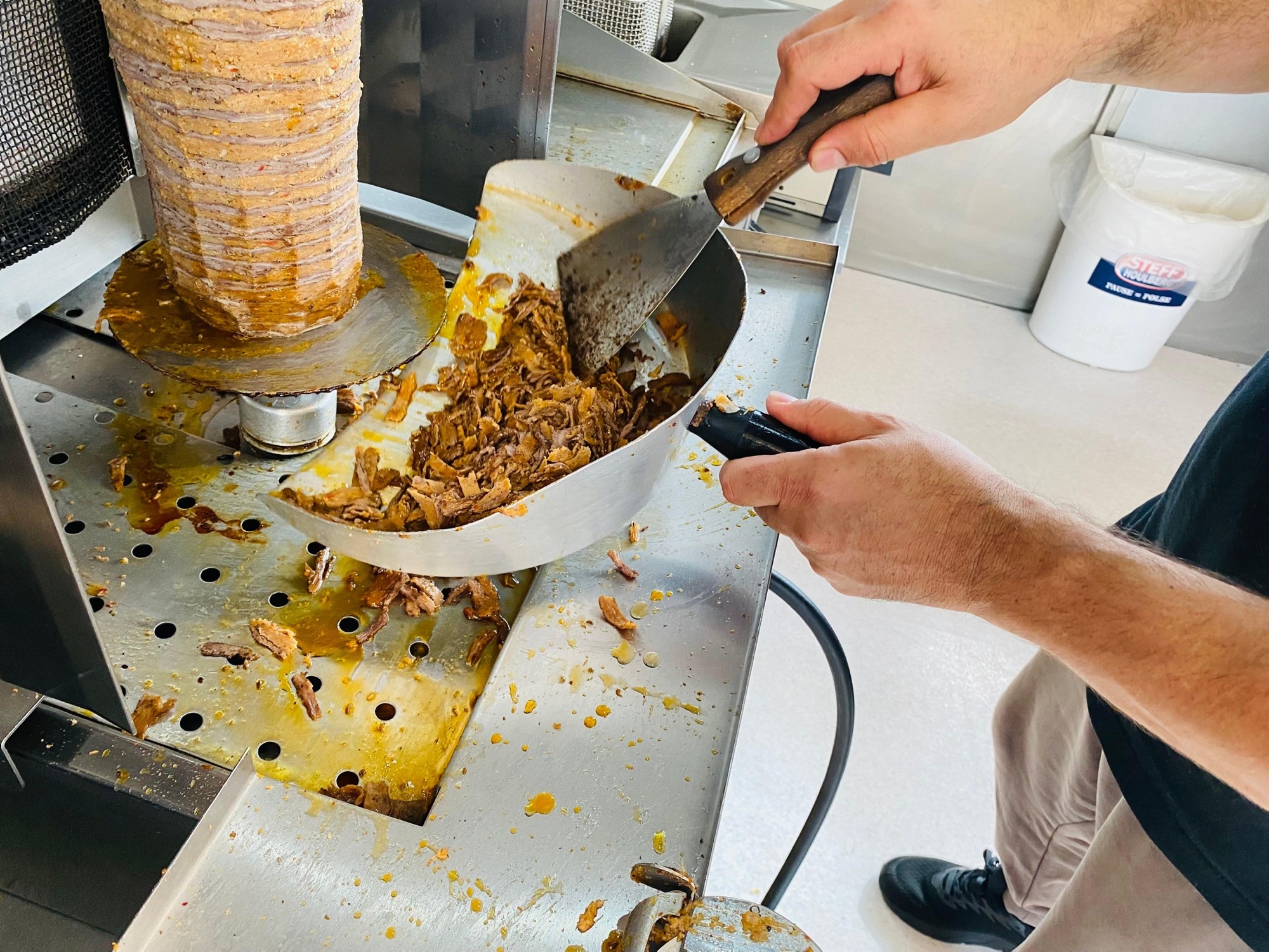 Kebabkød blev destrueret efter fund af massive mængder rottelort. - Katrine Wied Kebabkød blev destrueret efter fund af massive mængder rottelort.